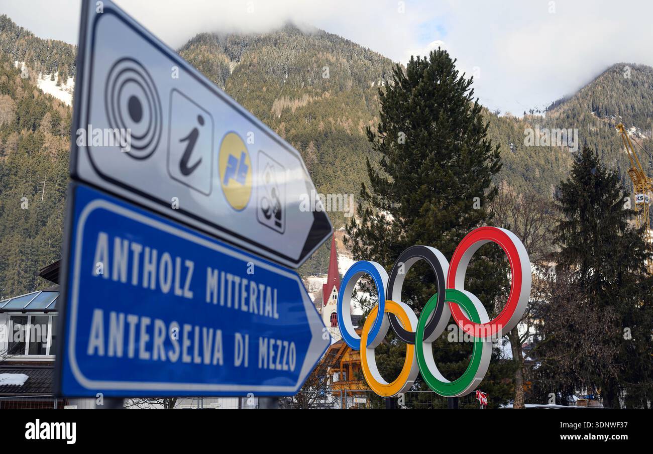 Anterselva, Italia. 12 febbraio 2026. Olimpia, Giochi Olimpici invernali Milano Cortina 2026, biathlon, gli anelli olimpici possono essere visti accanto ai cartelli. Crediti: Hendrik Schmidt/dpa/Alamy Live News Foto Stock