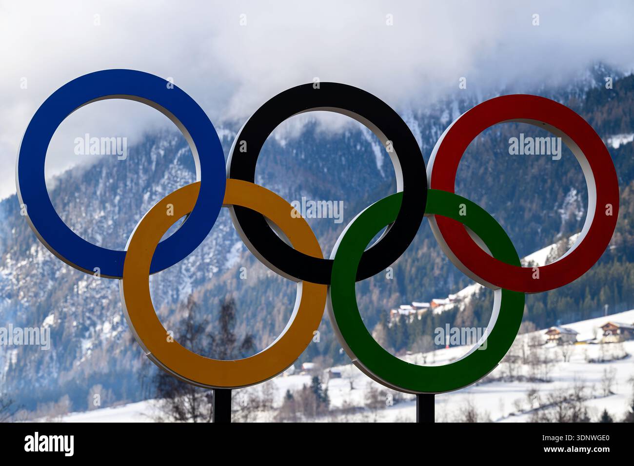 Anterselva, Italia. 12 febbraio 2026. Olympia, Giochi Olimpici invernali Milano Cortina 2026, Biathlon, vista sugli anelli olimpici. Crediti: Hendrik Schmidt/dpa/Alamy Live News Foto Stock