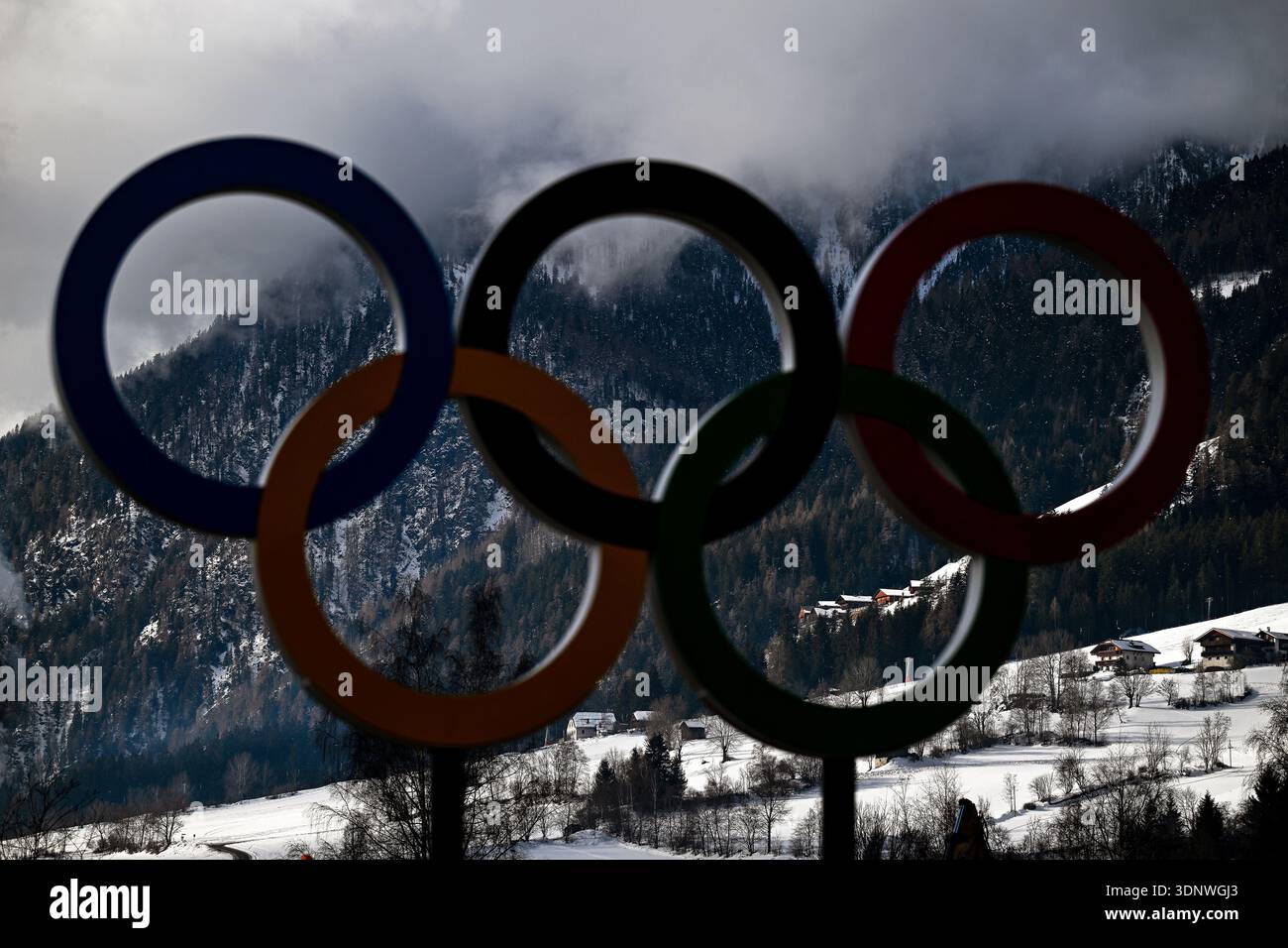 Anterselva, Italia. 12 febbraio 2026. Olympia, Giochi Olimpici invernali Milano Cortina 2026, Biathlon, vista sugli anelli olimpici. Crediti: Hendrik Schmidt/dpa/Alamy Live News Foto Stock
