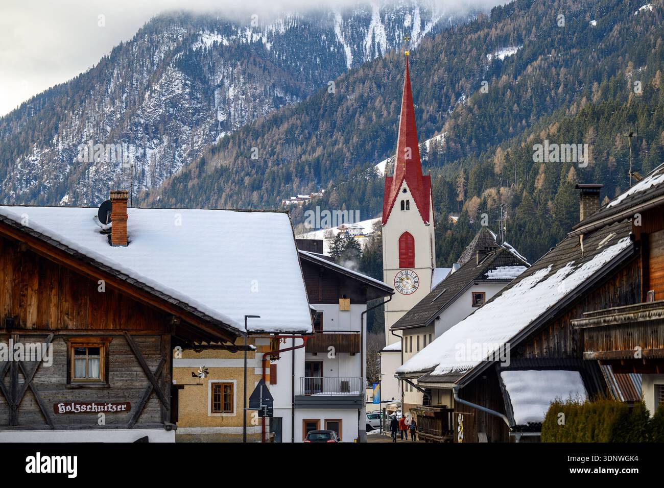 Anterselva, Italia. 12 febbraio 2026. Olimpia, Giochi Olimpici invernali Milano Cortina 2026, biathlon, la chiesa cattolica di San Giorgio si trova nel centro di Anterselva Mittertal. Crediti: Hendrik Schmidt/dpa/Alamy Live News Foto Stock