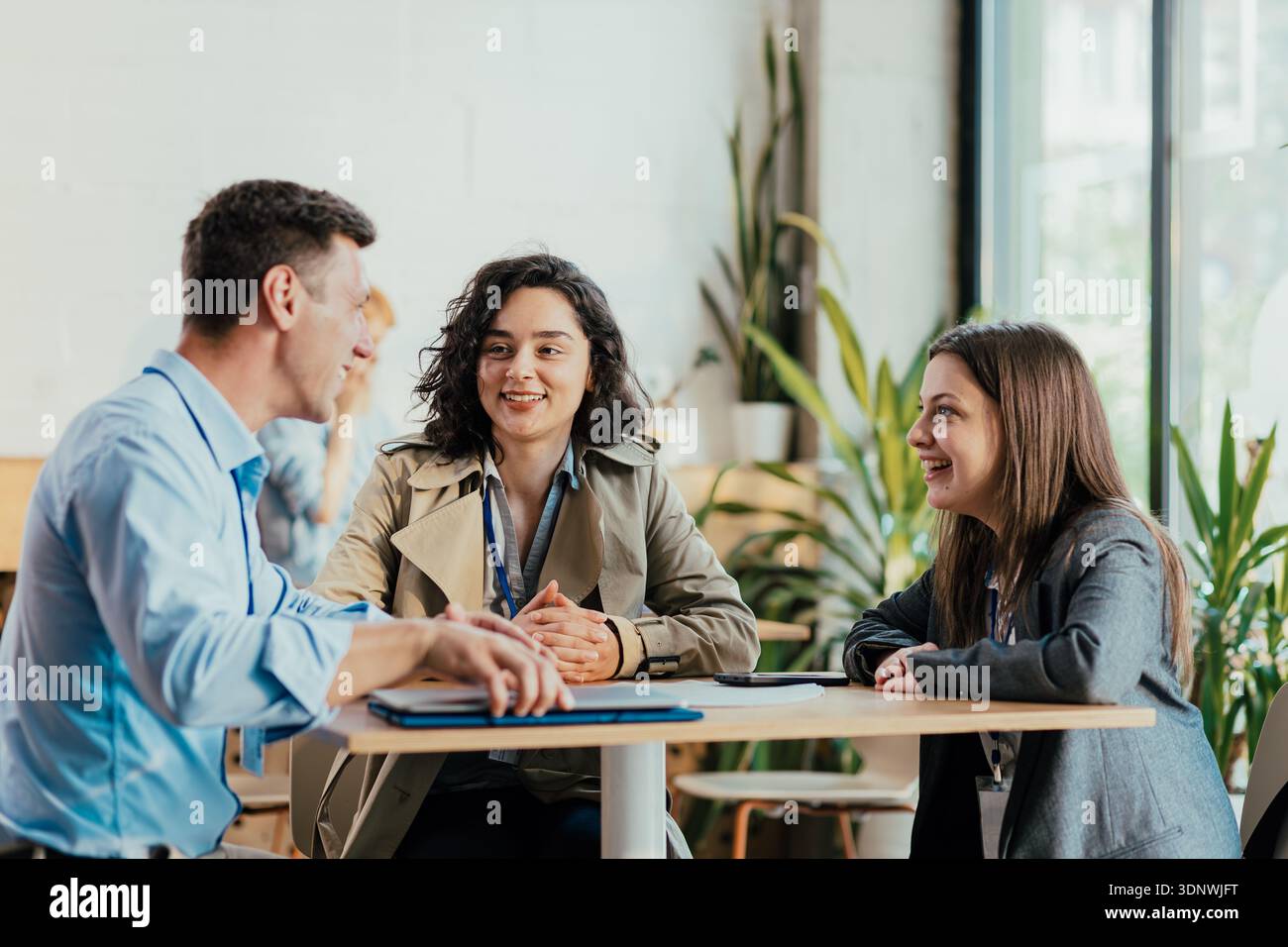 Diversi colleghi in pausa caffè discutono di affari e collaborano Foto Stock