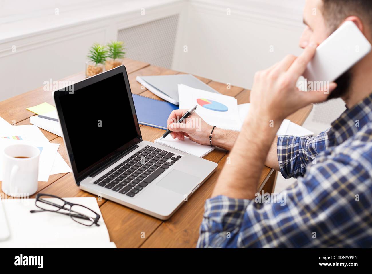 Giovane uomo d'affari informale in ufficio, primo piano Foto Stock