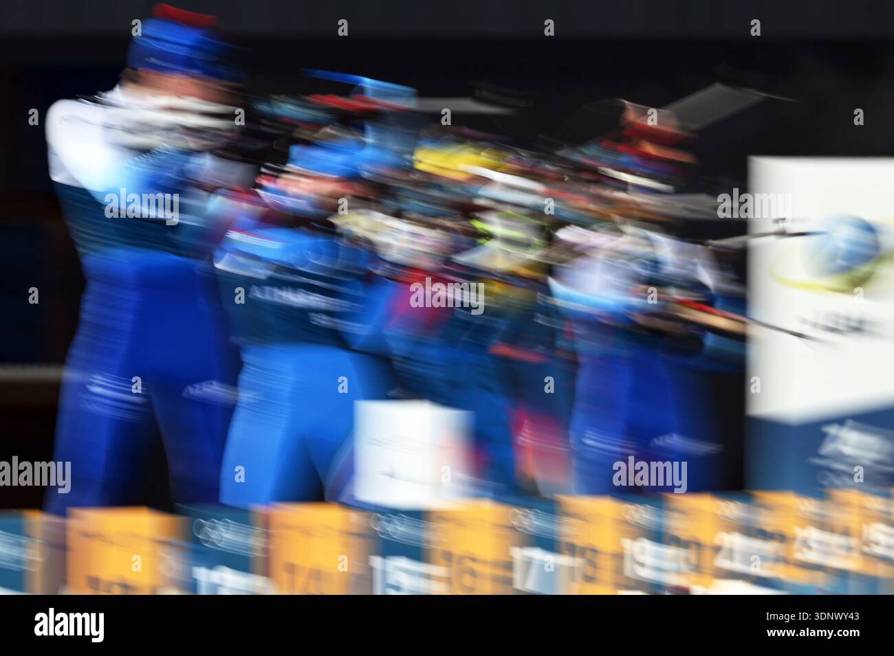 Anterselva, Italia. 12 febbraio 2026. Olympia, Giochi Olimpici invernali Milano Cortina 2026, Biathlon, allenamento, biatleti si trovano al poligono durante l'allenamento di tiro. Crediti: Hendrik Schmidt/dpa/Alamy Live News Foto Stock