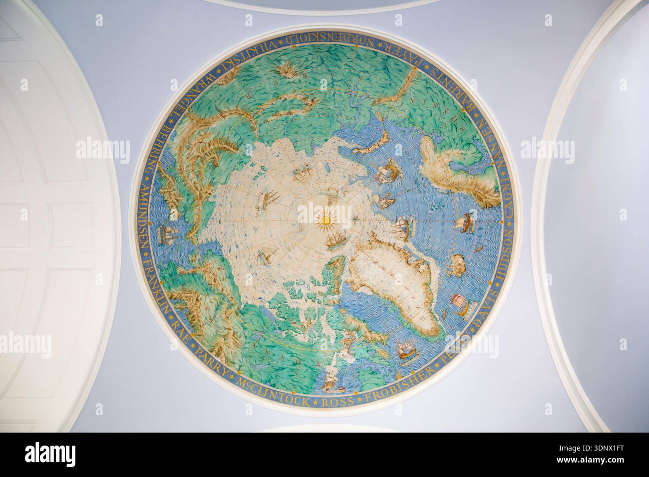 Atrio con ingresso anteriore con mappa del Polo Nord / mappa della regione artica sul soffitto all'interno dello Scott Polar Research Institute (SPRI), museo e centro di ricerca sulle regioni polari e glaciologia in tutto il mondo. Cambridge, Regno Unito. (140) Foto Stock