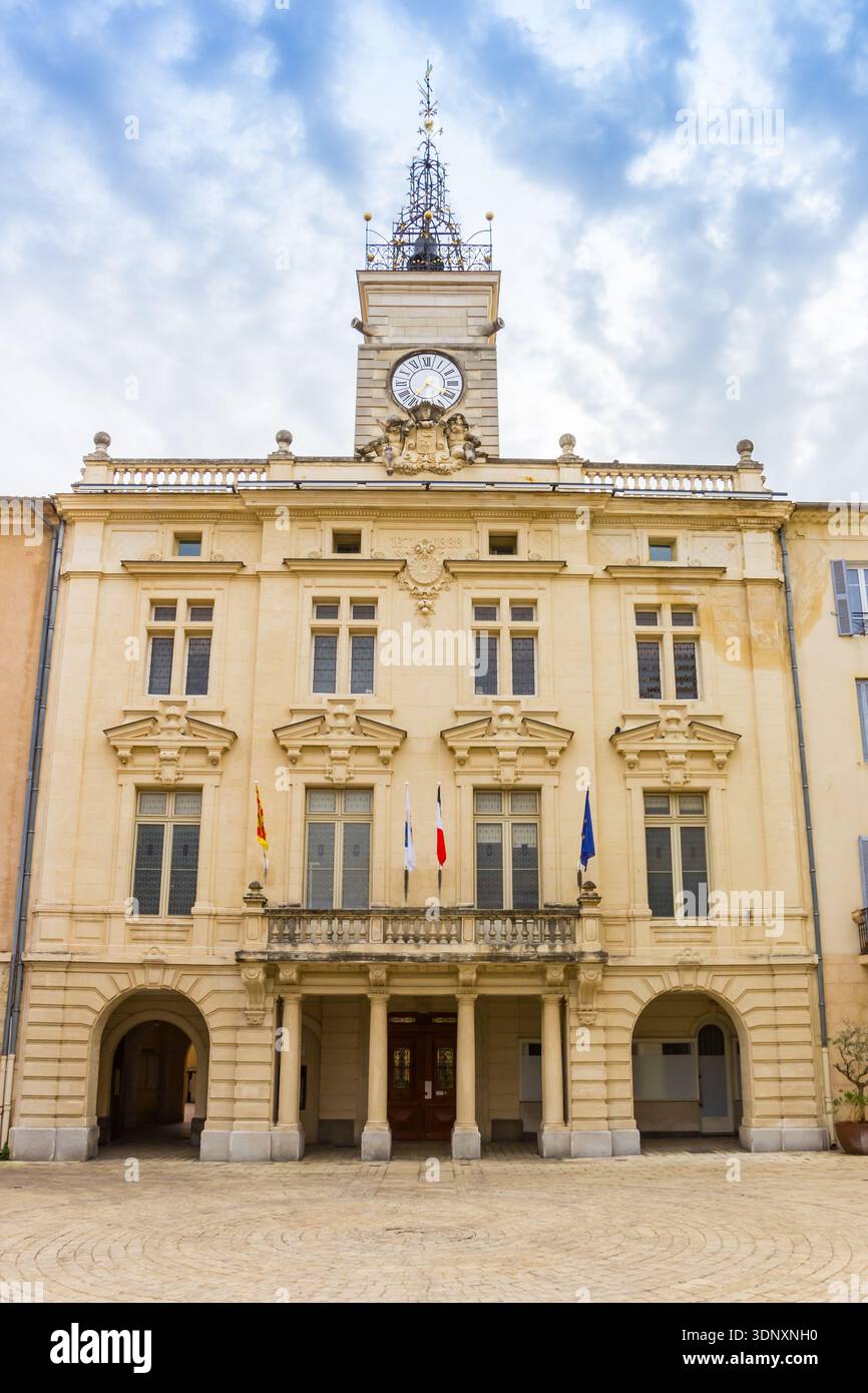 Facciata anteriore dello storico municipio di Orange, Vaucluse, Francia Foto Stock