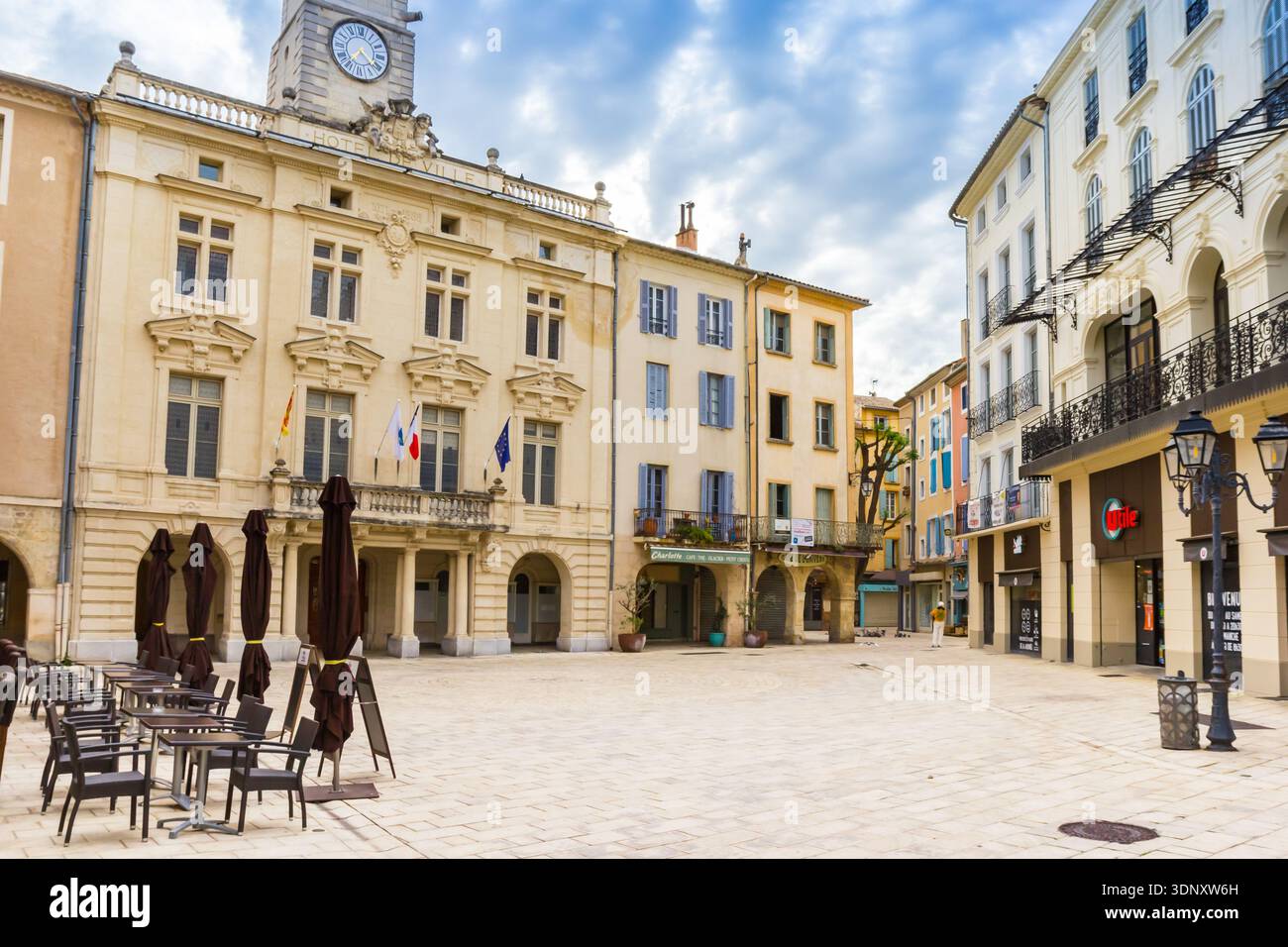Storico municipio sulla piazza del mercato di Orange, Vaucluse, Francia Foto Stock