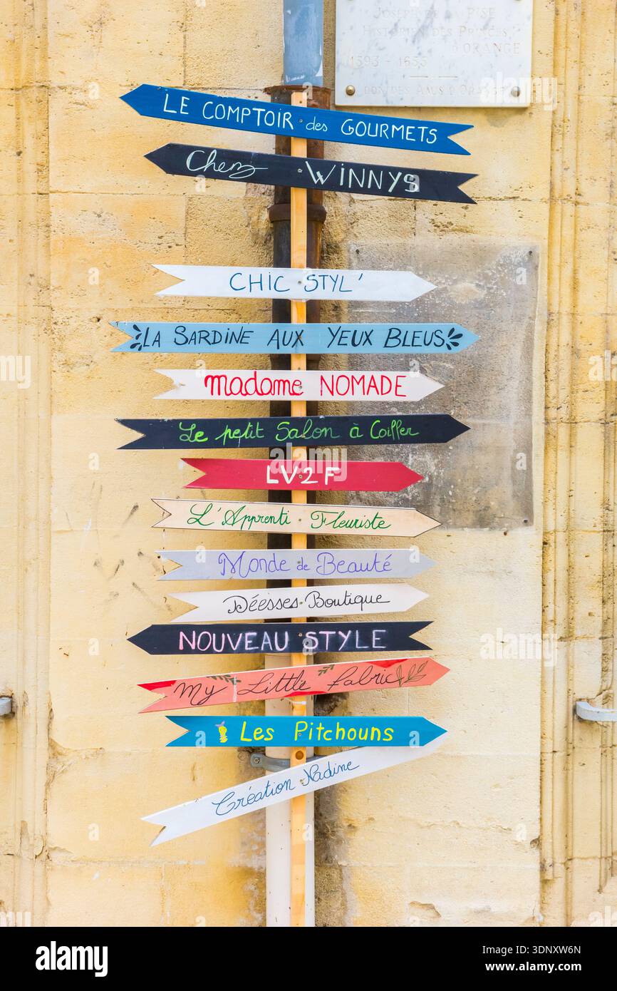 Insegna colorata su una casa storica di Orange, Vaucluse, Francia Foto Stock