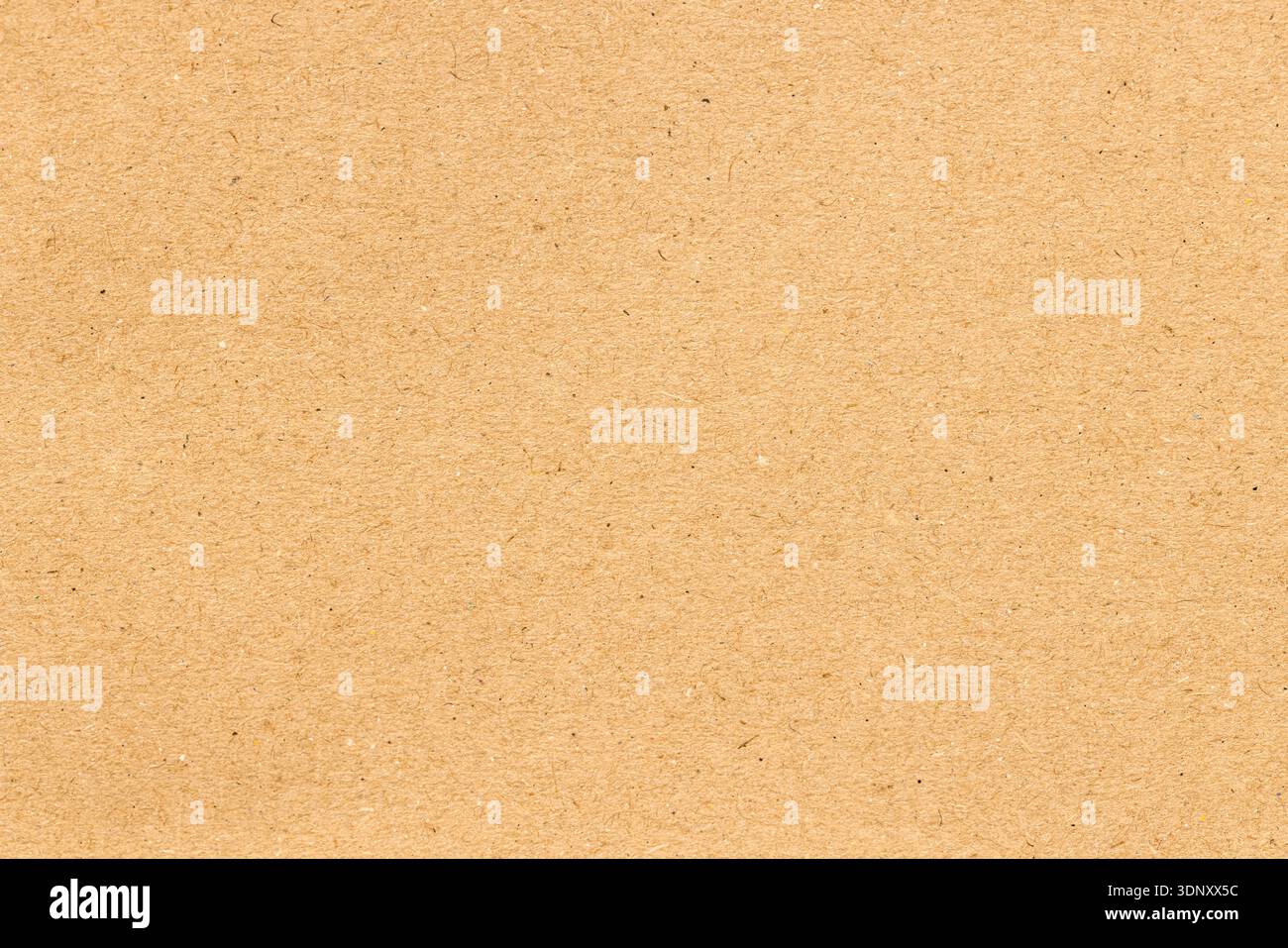 Primo piano di una carta kraft marrone con una trama fine, che mostra un aspetto naturale e terroso. Perfetto per progetti che richiedono un look organico e riciclato. Foto Stock