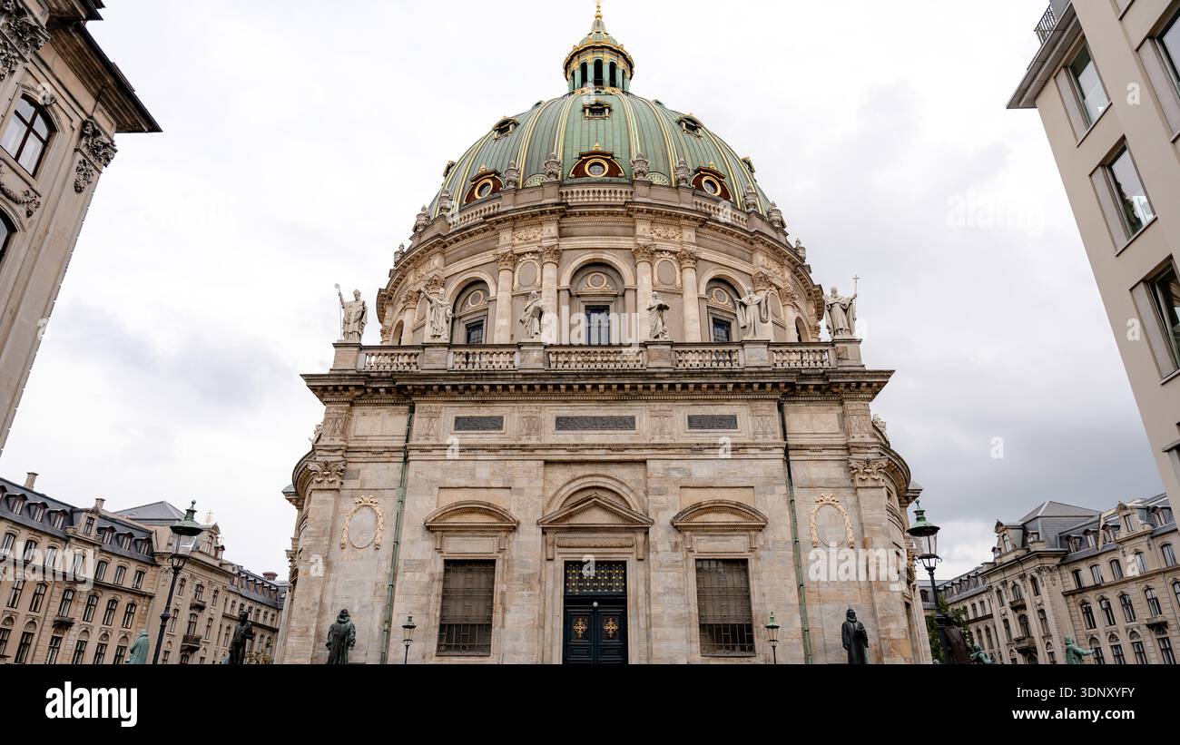 La splendida chiesa di marmo, nota anche come Chiesa di Frederik, si erge maestosamente a Copenaghen, Danimarca. La sua imponente cupola e l'architettura intricata Foto Stock