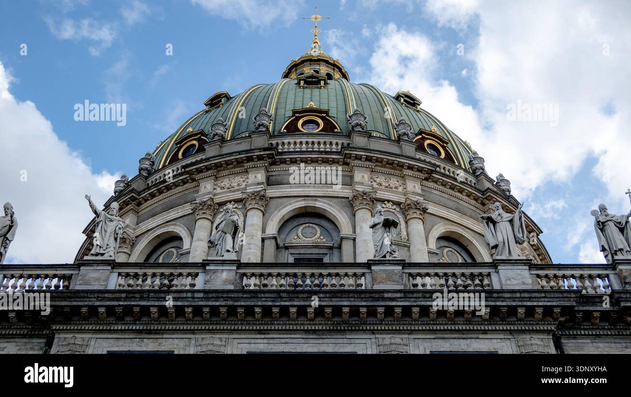 L'elegante cupola della Chiesa di Frederik, nota anche come Chiesa di marmo, presenta intricati dettagli architettonici e statue con lo sfondo di un cle Foto Stock