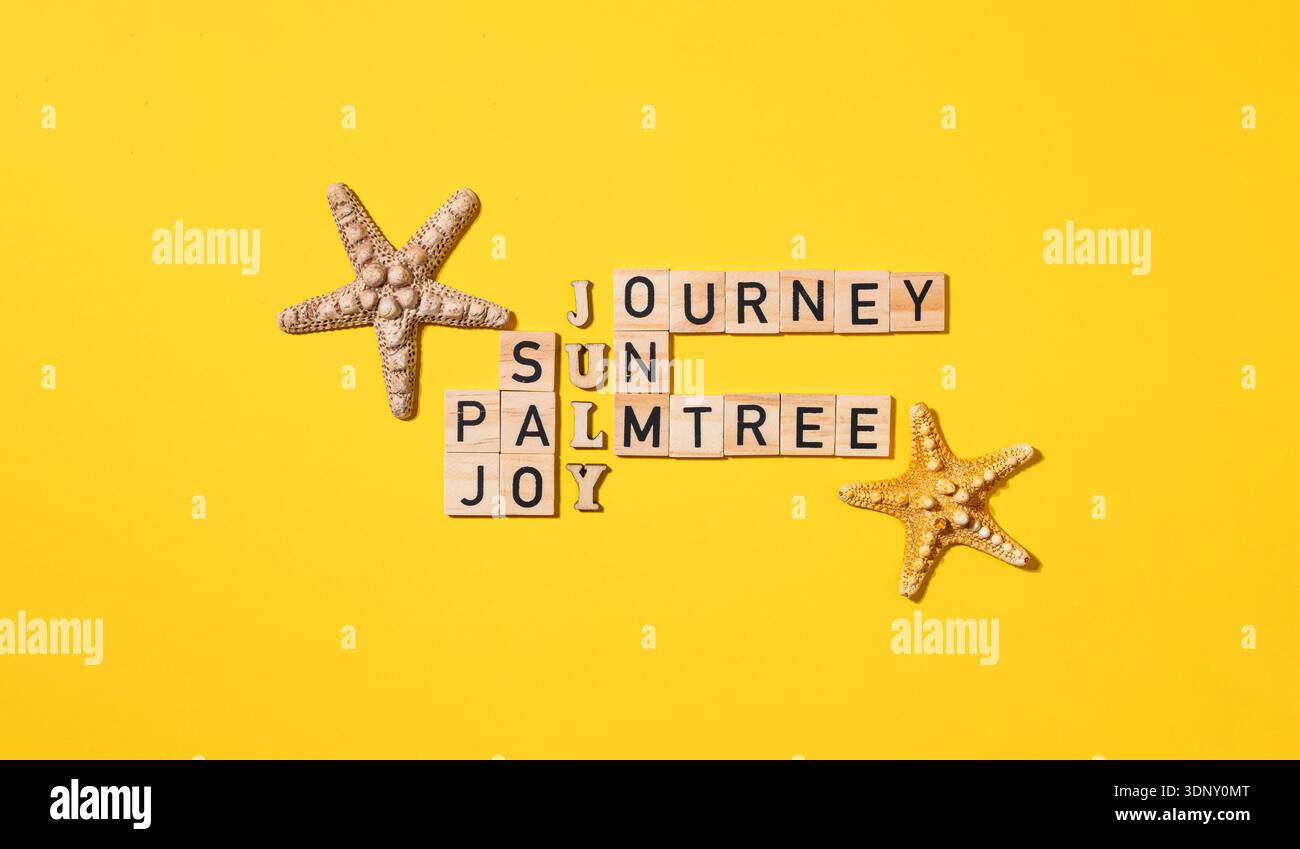 Un vivace rompicapo a croce realizzato con blocchi di lettere in legno su uno sfondo giallo brillante. Parole come viaggio e sole sono scritte, accompagnate da de Foto Stock