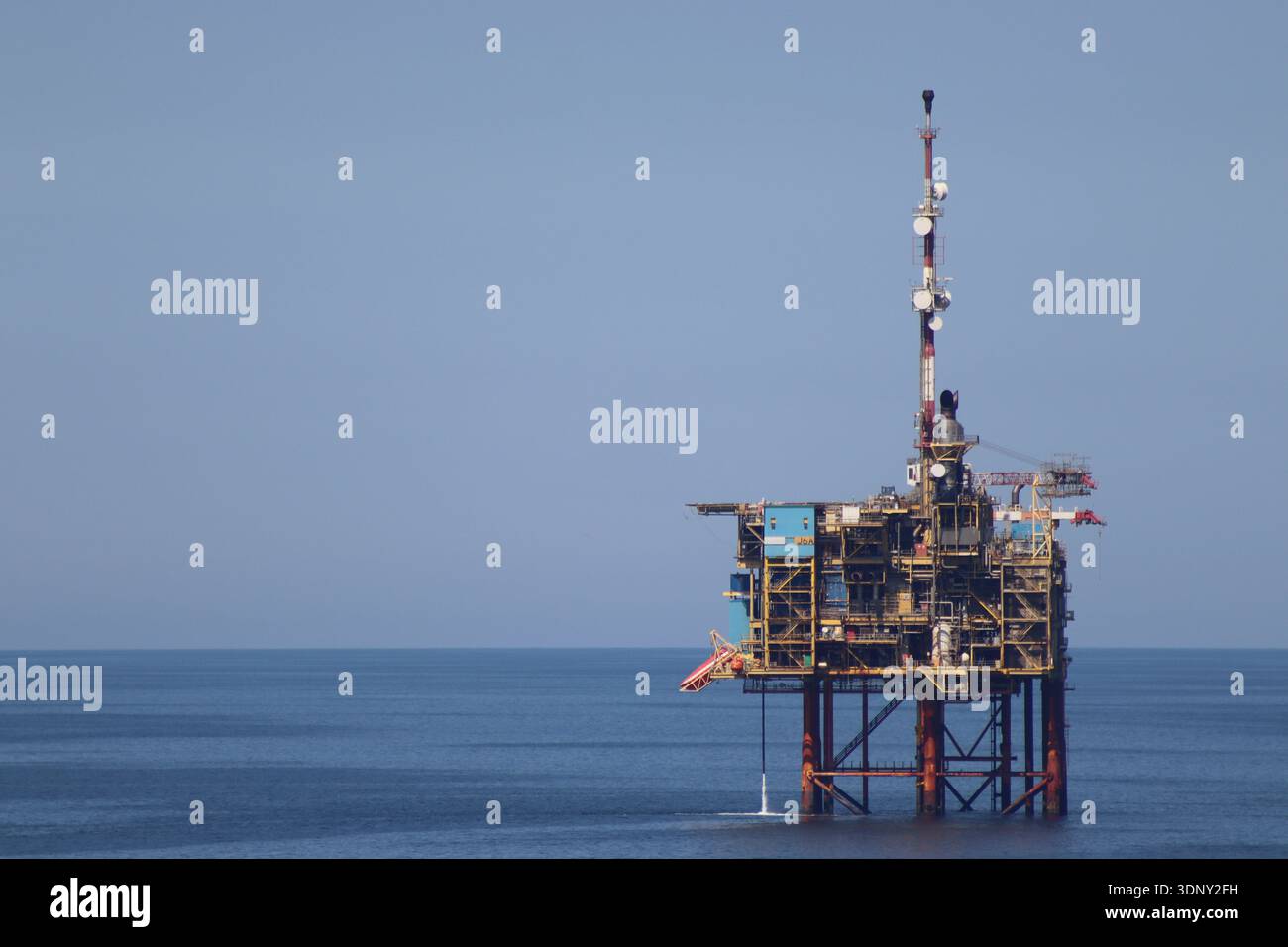 Piattaforma di gas del Mare del Nord CH4 JCA nel campo Grove, situata vicino alla linea mediana UK NL. Il gas trattato arriva a terra al terminal olandese Den Helder. Foto Stock