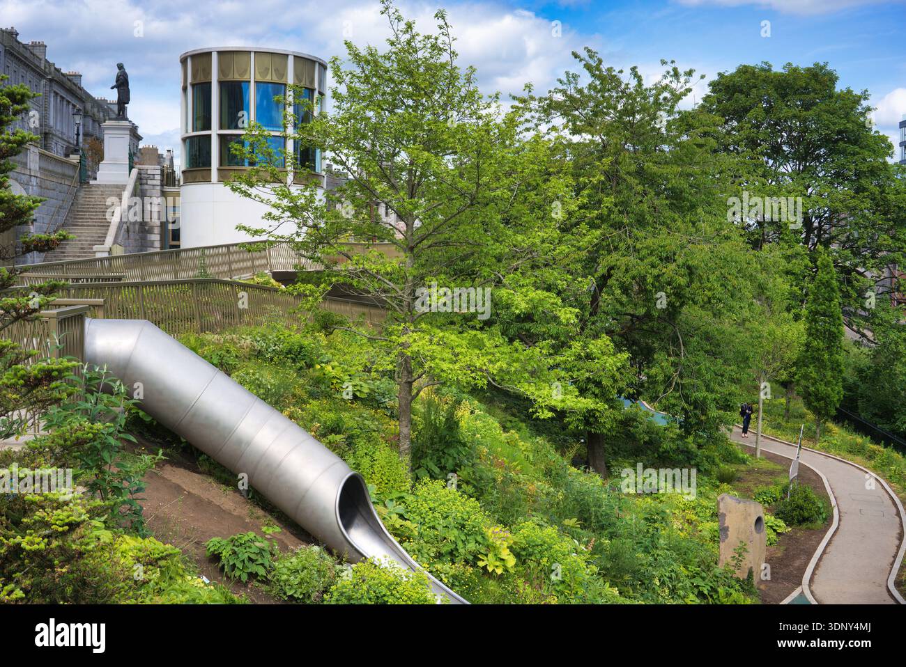 Guardando a nord attraverso i rinnovati Union Terrace Gardens nel centro di Aberdeen. Famosi giardini del centro di Aberdeen. Aberdeen, Scozia, Regno Unito Foto Stock