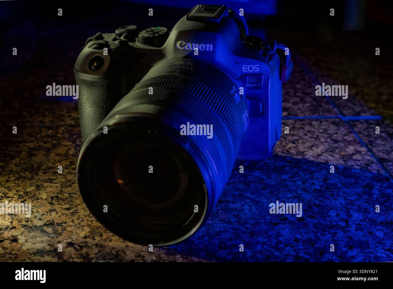 Fotocamera mirrorless Canon EOS R6 Mark II sotto la luce blu dello studio, primo piano di attrezzature fotografiche professionali Foto Stock