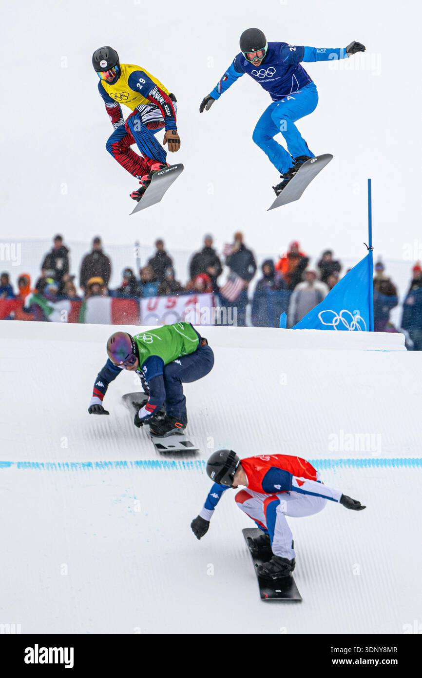 Livigno, Italia. 12 febbraio 2026. XXV Giochi Olimpici invernali a Livigno, Italia, il 12 febbraio 2026. Snowboard maschile Snowboard Cross 1/8 Finals. Dall'alto a sinistra Radek Houser della Repubblica Ceca e Alvaro Romero Villanueva della Spagna, in basso a sinistra prestito Bozzolo della Francia e Jonas Chollet della Francia. Crediti: David Tanecek/CTK Photo/Alamy Live News Foto Stock