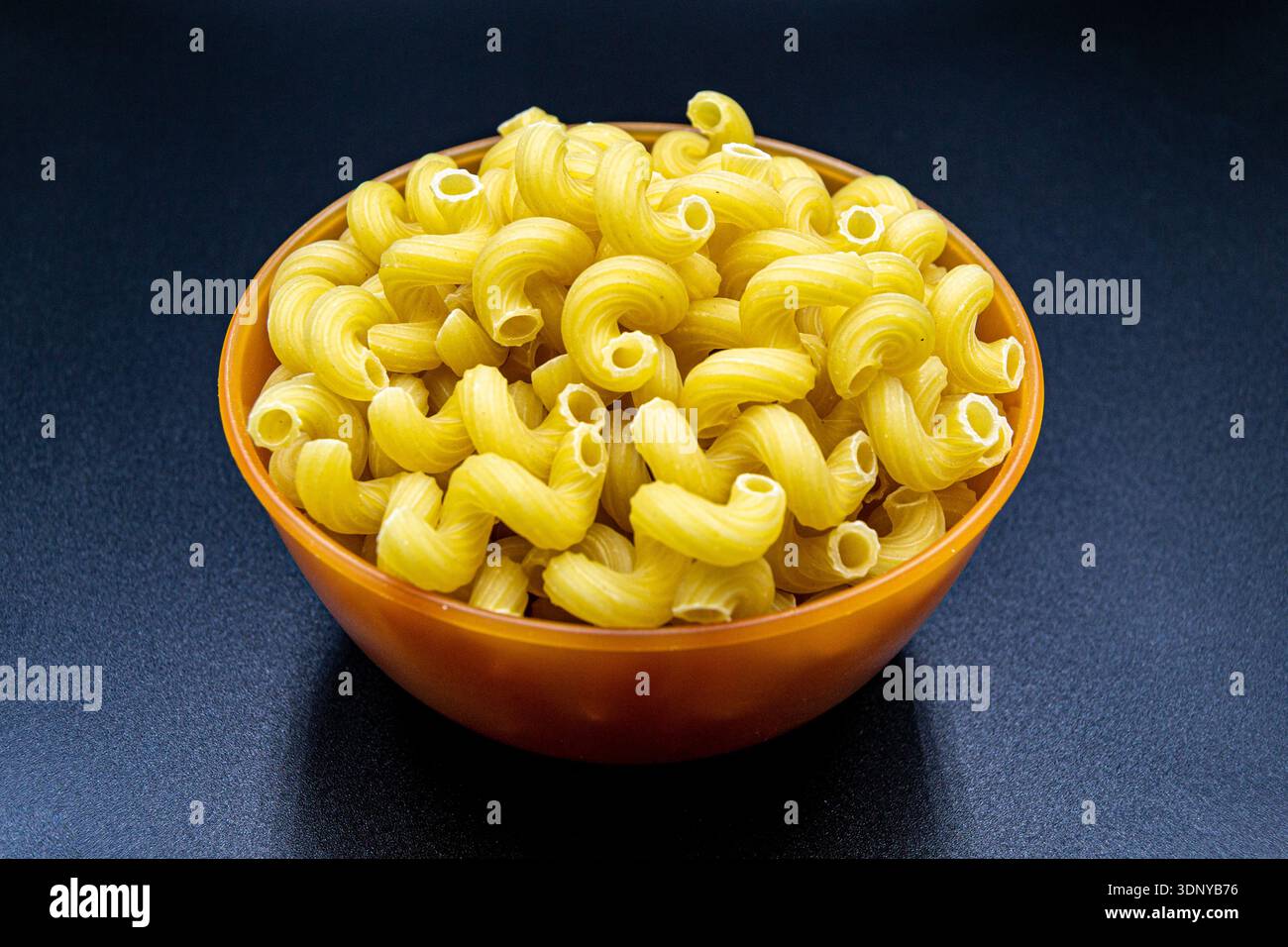 Molte deliziose paste italiane al banco del supermercato, gustoso cibo biologico composto da pasta italiana cruda fresca da vicino, bella consistenza matura di n Foto Stock