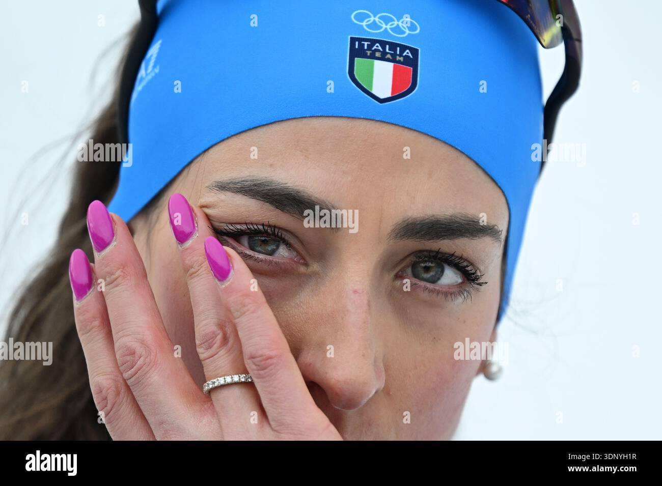 Anterselva, Italia. 12 febbraio 2026. Olimpia, Giochi Olimpici invernali Milano Cortina 2026, Biathlon, allenamento, Lisa Vittozzi (Italia) reagisce durante l'allenamento di tiro al poligono di tiro. Crediti: Hendrik Schmidt/dpa/Alamy Live News Foto Stock