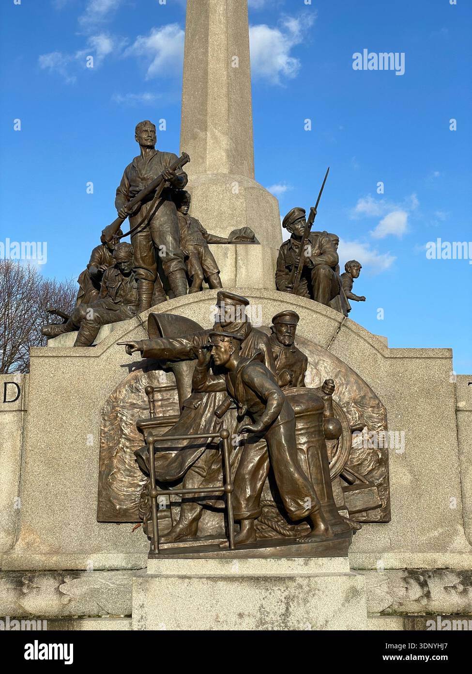 PORT SUNLIGHT, WIRRAL, INGHILTERRA - 1 GENNAIO 2022: Una vista mostra il memoriale di guerra con il monumento al cenotafio nel villaggio Port Sunlight, Wirral, Inghilterra Foto Stock