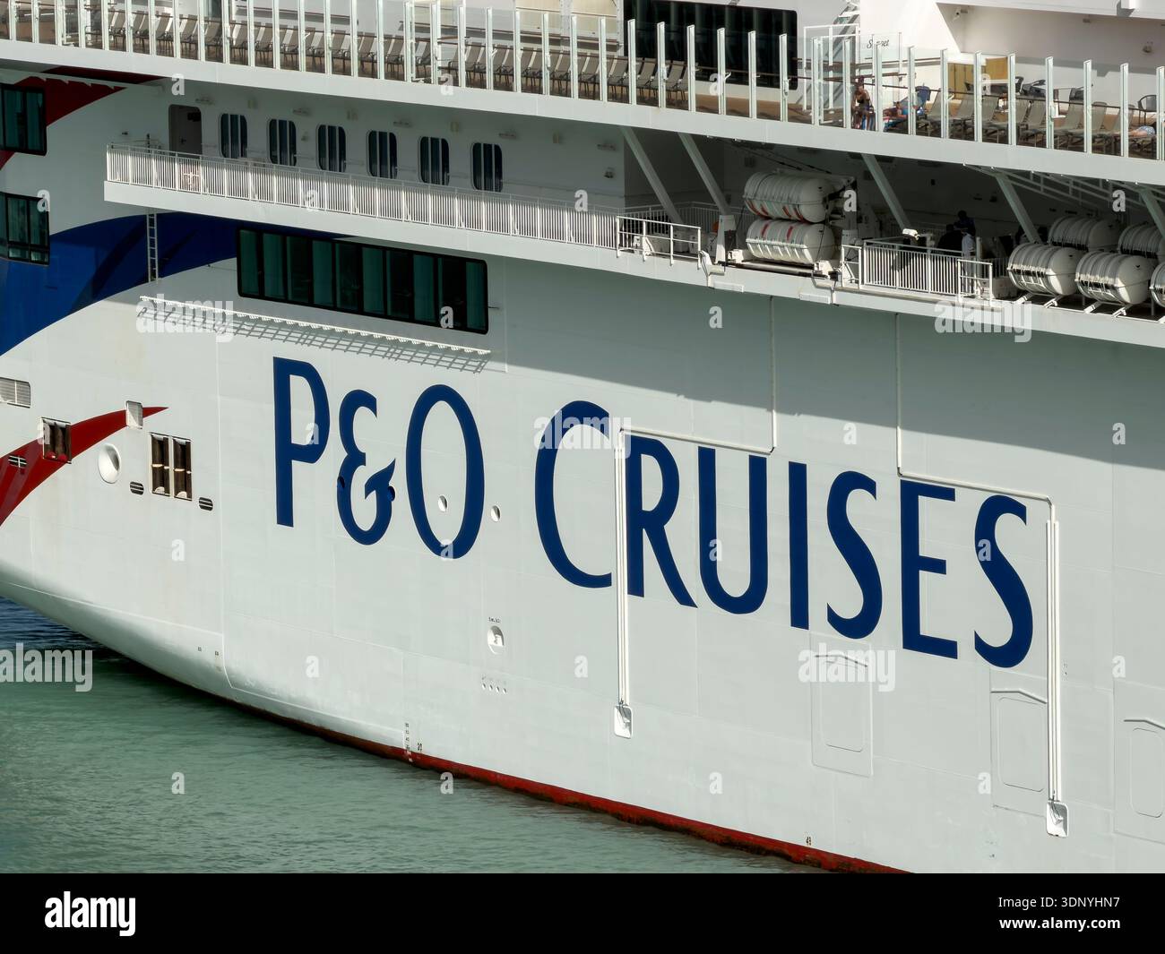 ST JOHNS, ANTIGUA, CARAIBI - 25 GENNAIO 2026: Primo piano della scritta della linea di crociera P&o e del marchio aziendale dipinto sullo scafo della nave Iona - Immagine stock catturata con smartphone