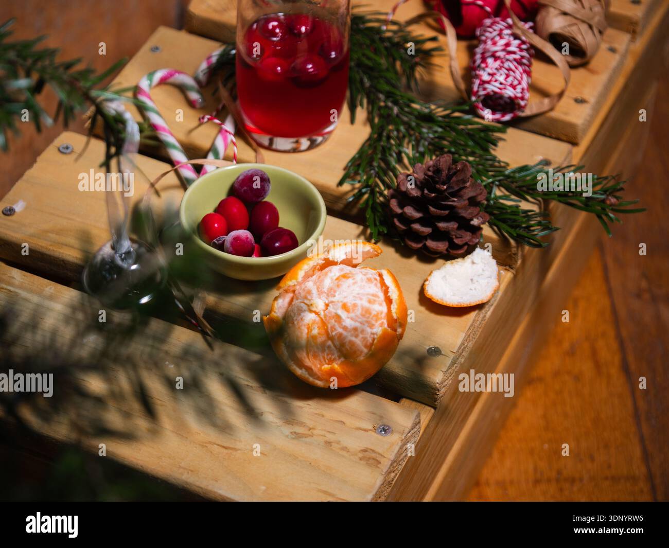 Arancia e mirtilli rossi maturi bevono ingredienti su sfondo di legno Foto Stock
