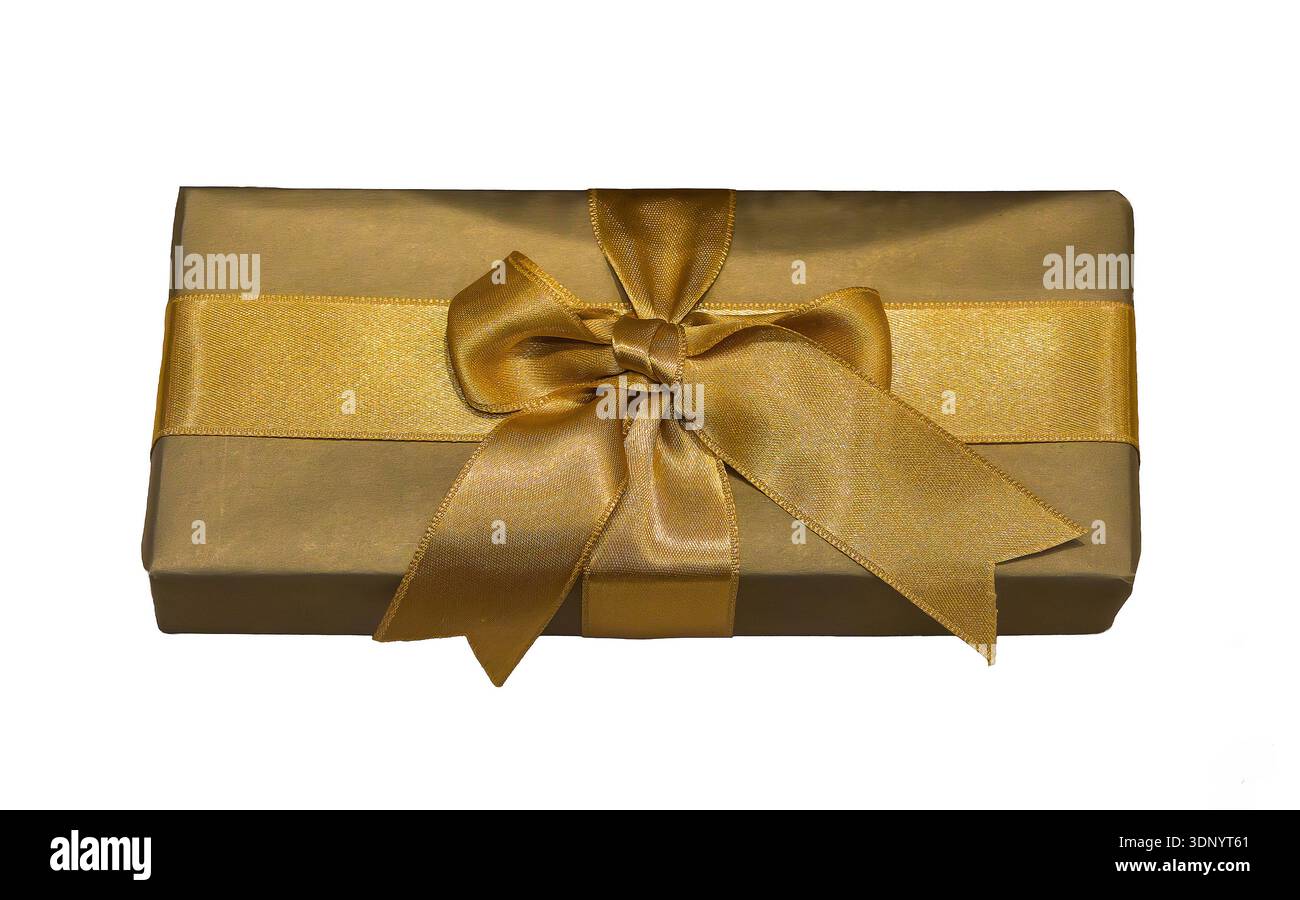 Confezione regalo confezionata con fiocco dorato isolato su bianco Foto Stock