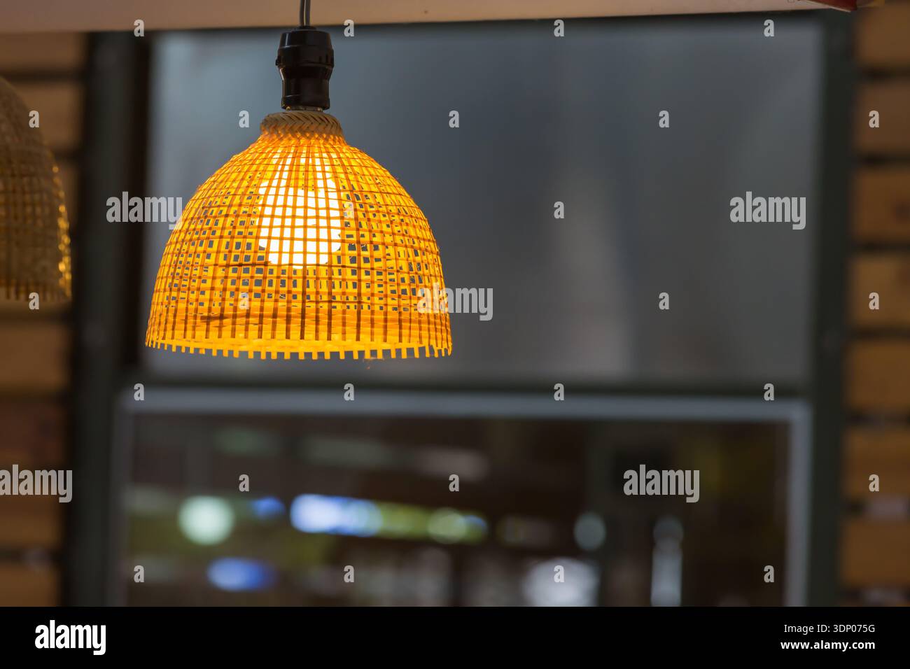 Lampadina e luce gialla come concetto di design interno. Foto Stock