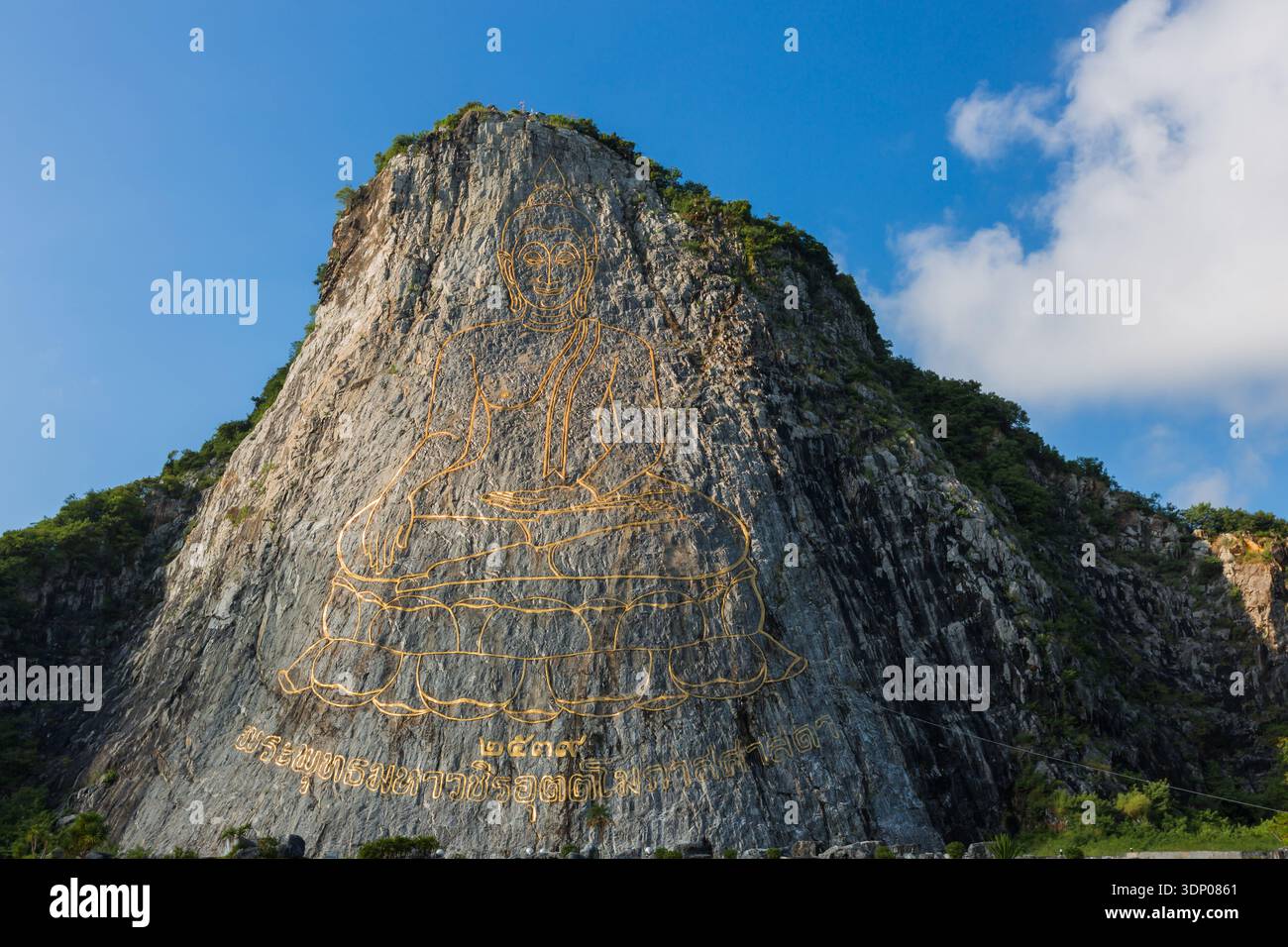Laser del Buddha d'oro intagliato sulla scogliera di Khao Chee Chan, Sattahip, provincia di Chonburi, Thailandia Foto Stock