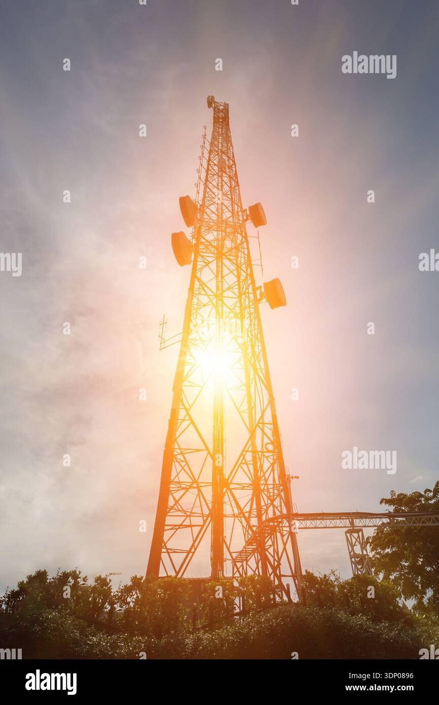 Torre di comunicazione o cellulare di rete 4G 5G al tramonto Foto Stock