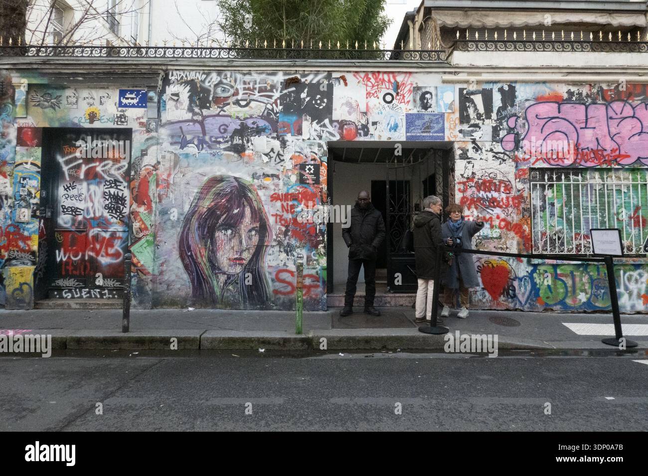 Parigi, Francia. 12 febbraio 2026. I visitatori aspettano di entrare a Masion Gainsbourg il 12 febbraio 2026 a Parigi. Aperta al pubblico nel 2023, la casa è un santuario incontaminato dove Serge Gaiinsbourg visse per ventidue anni fino alla sua morte nel 1991. Oltre 200.000 visitatori sono passati attraverso la casa da quando è stata aperta come museo. (Immagine di credito: © Bryan Smith/ZUMA Press Wire) SOLO PER USO EDITORIALE! Non per USO commerciale! Foto Stock