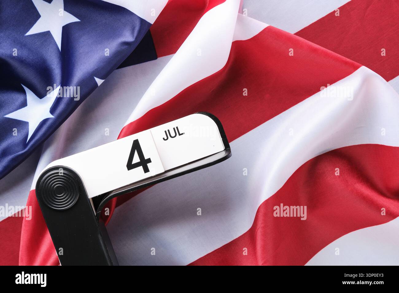 Tema del giorno dell'indipendenza americana con calendario del 4 luglio sulla bandiera delle stelle e delle strisce Foto Stock