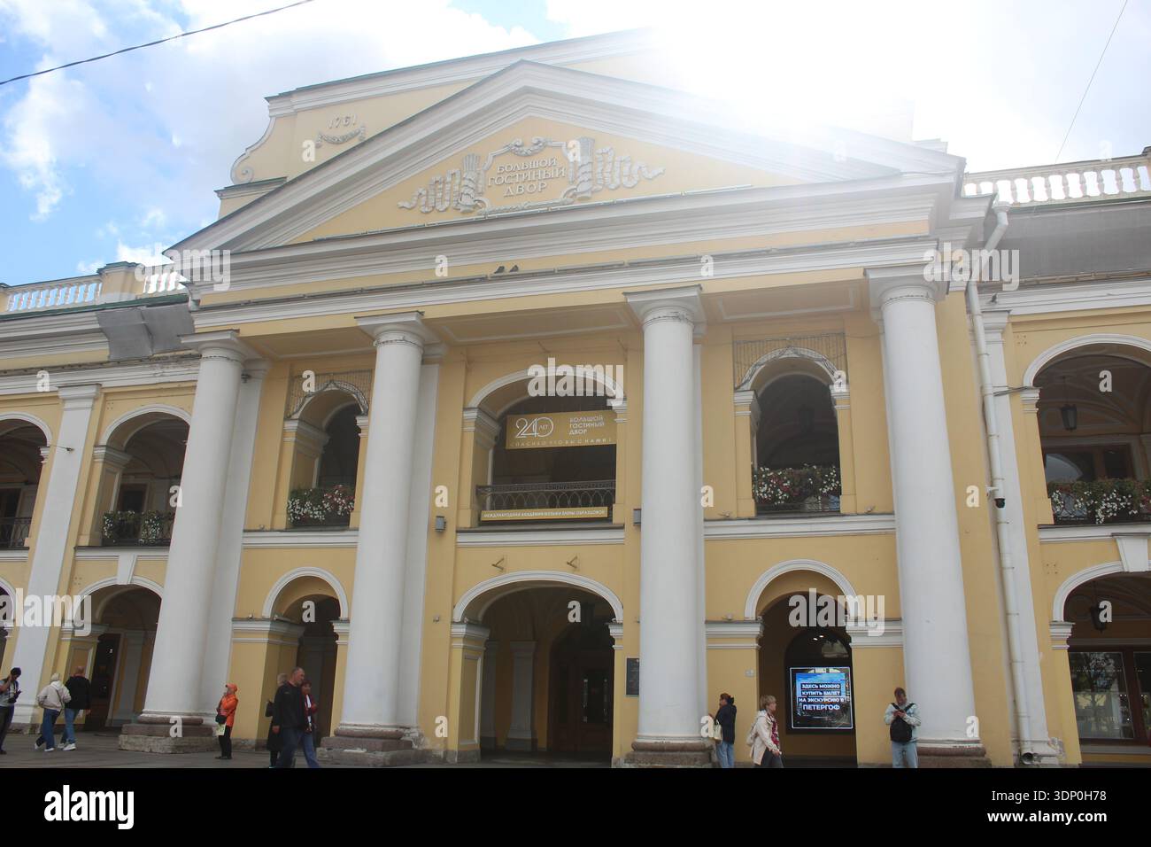 San Pietroburgo, Russia, 10 agosto 2025: COSTRUZIONE DI Una GRANDE GUEST HOUSE A St. PIETROBURGO. Foto Stock