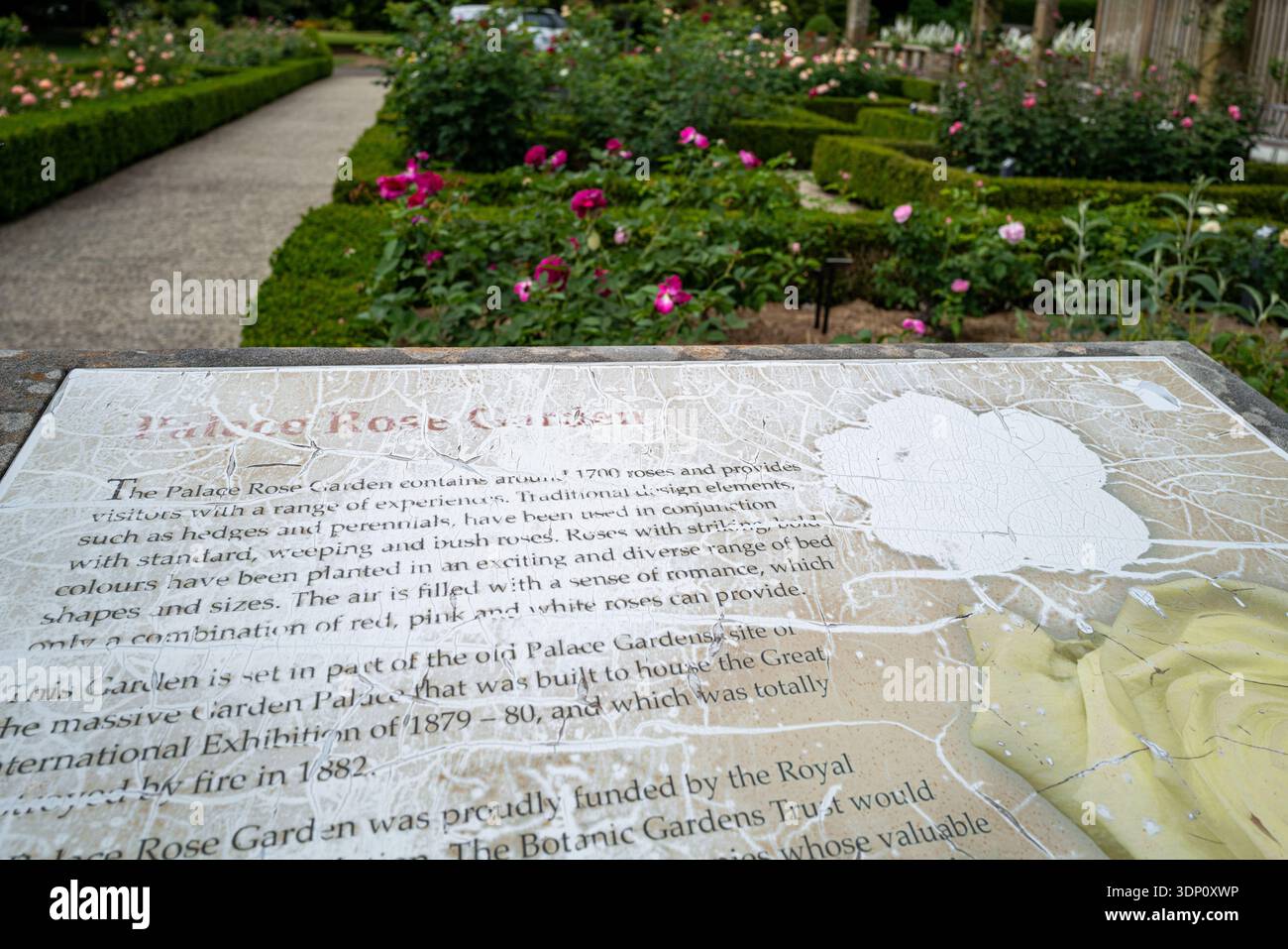 Cartello informativo per il Palace Rose Garden con un delicato giardino sullo sfondo del Royal Botanic Garden di Sydney, Australia. Foto Stock
