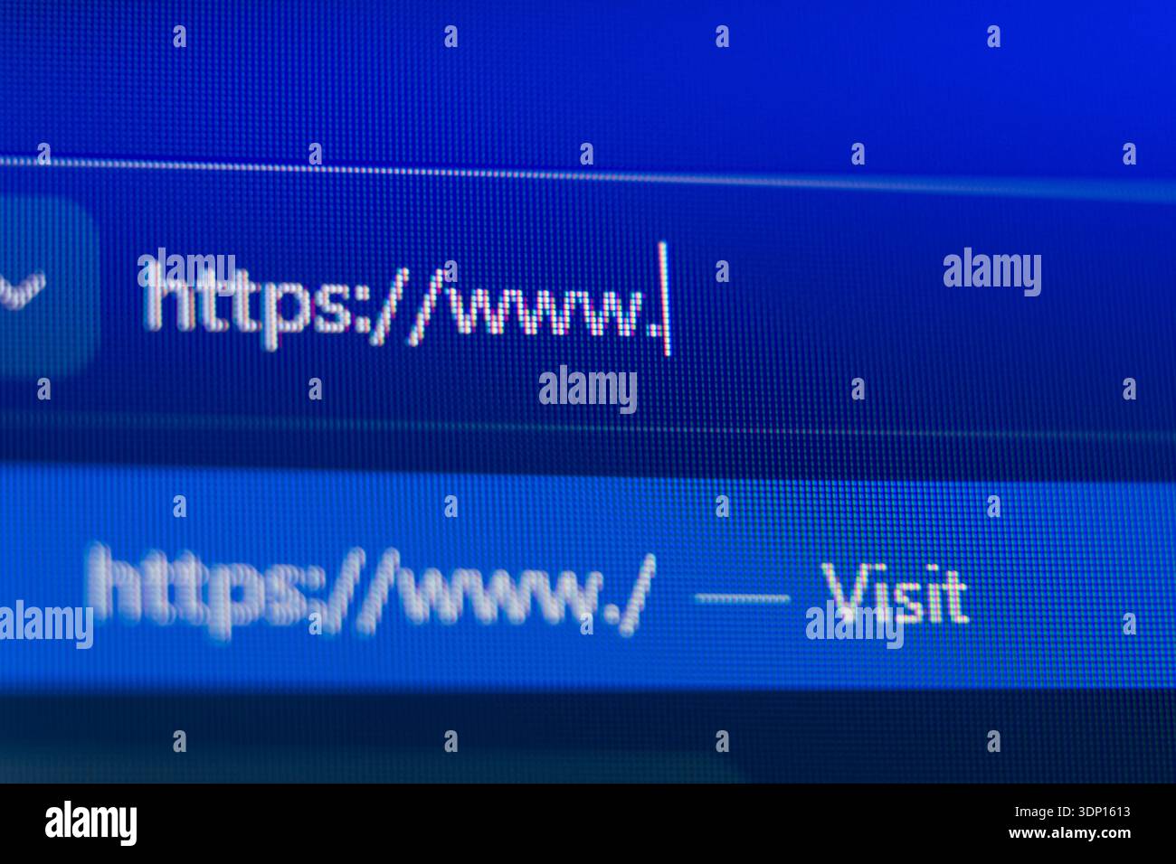 Primo piano di una barra di ricerca del browser Web su una schermata blu pixellata che mostra un prefisso https protetto con un cursore lampeggiante, che rappresenta la navigazione Web, int Foto Stock