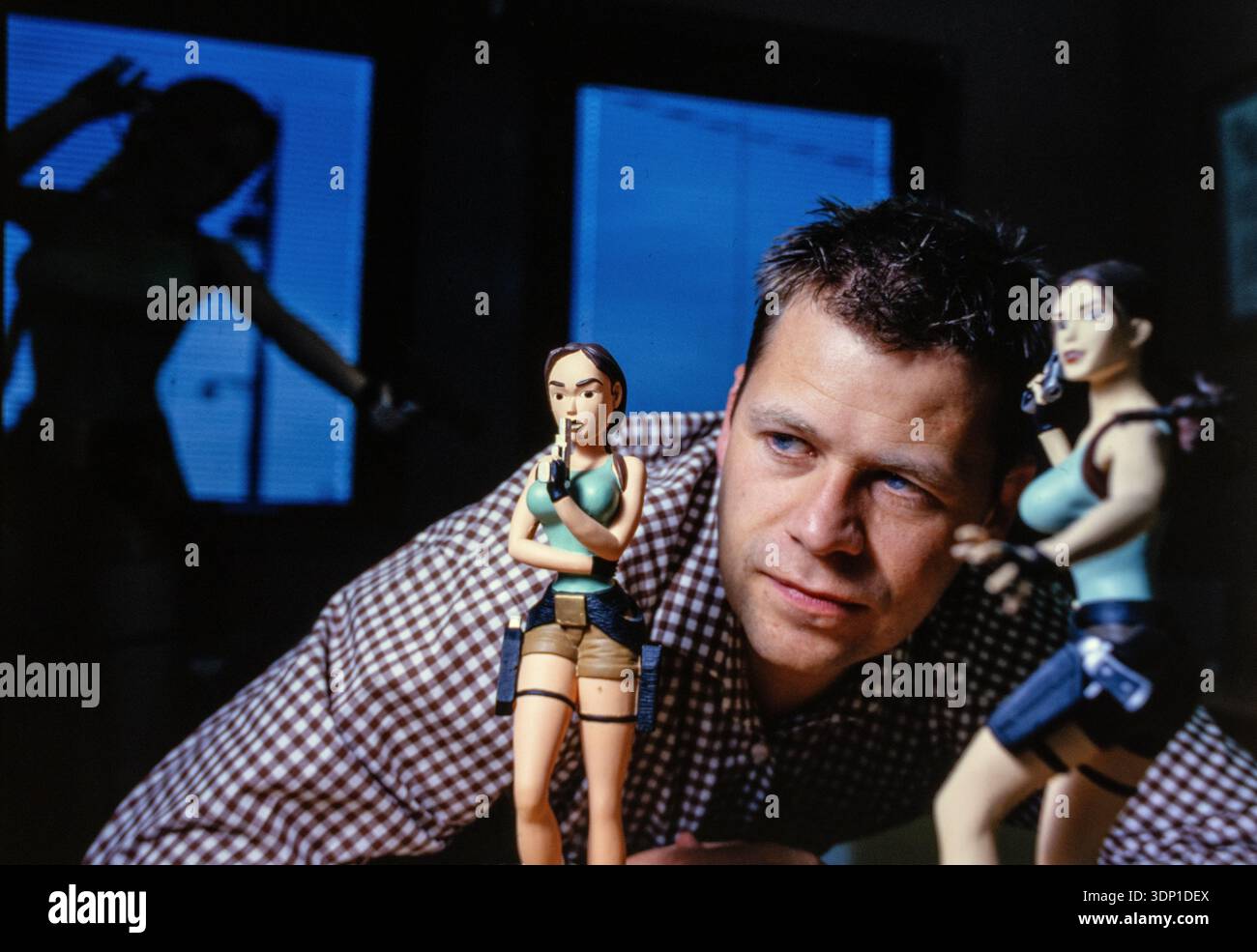 Adrian Smith, artista e co-creatore di Core Design, posa con un personaggio dell'eroina Lara Croft di Tomb Raider. Foto Stock