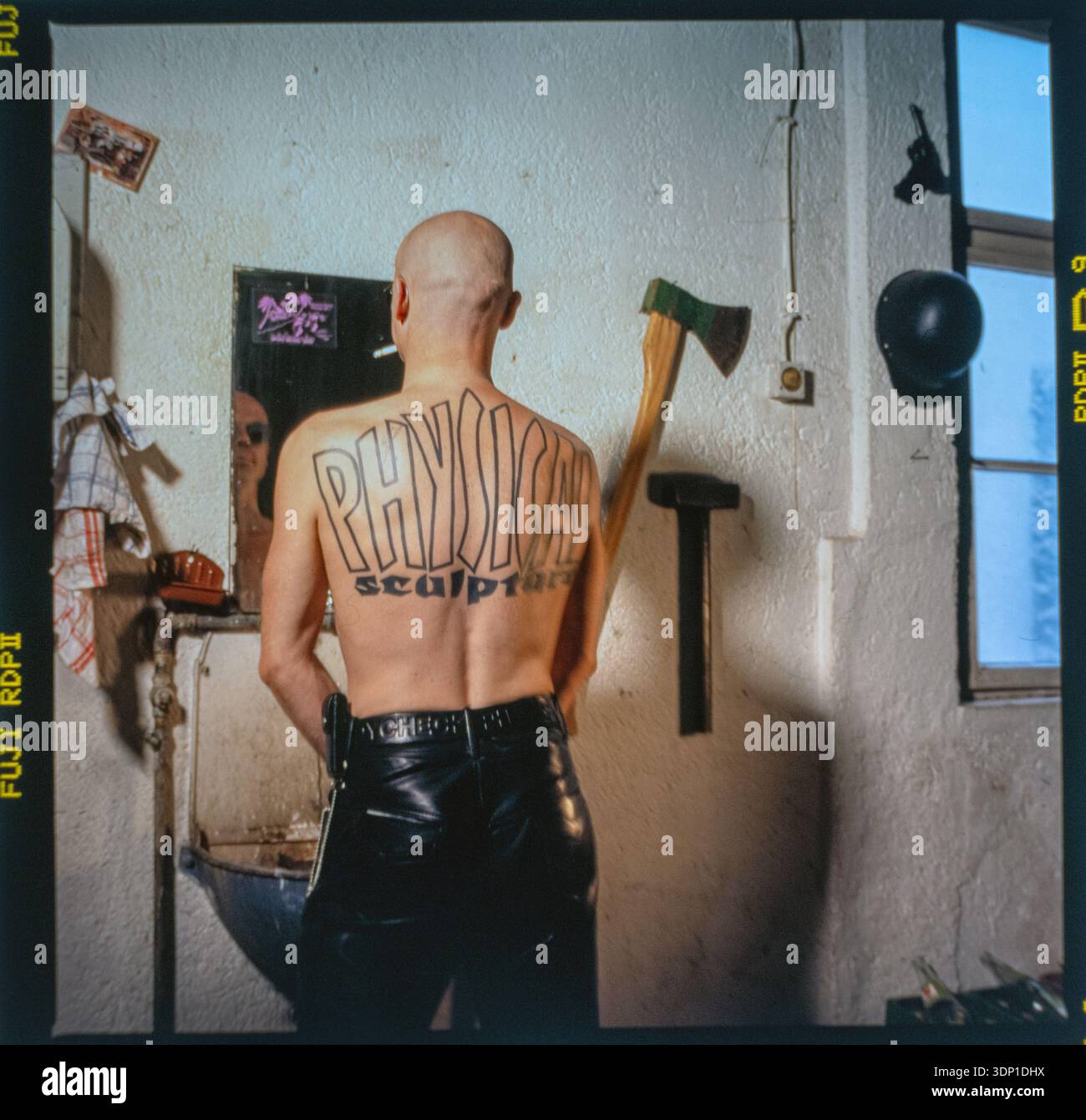 Artista tedesco Wolfgang Flatz . Nel suo studio sul Praterinsel di Monaco di Baviera, Germania 1997 Foto Stock