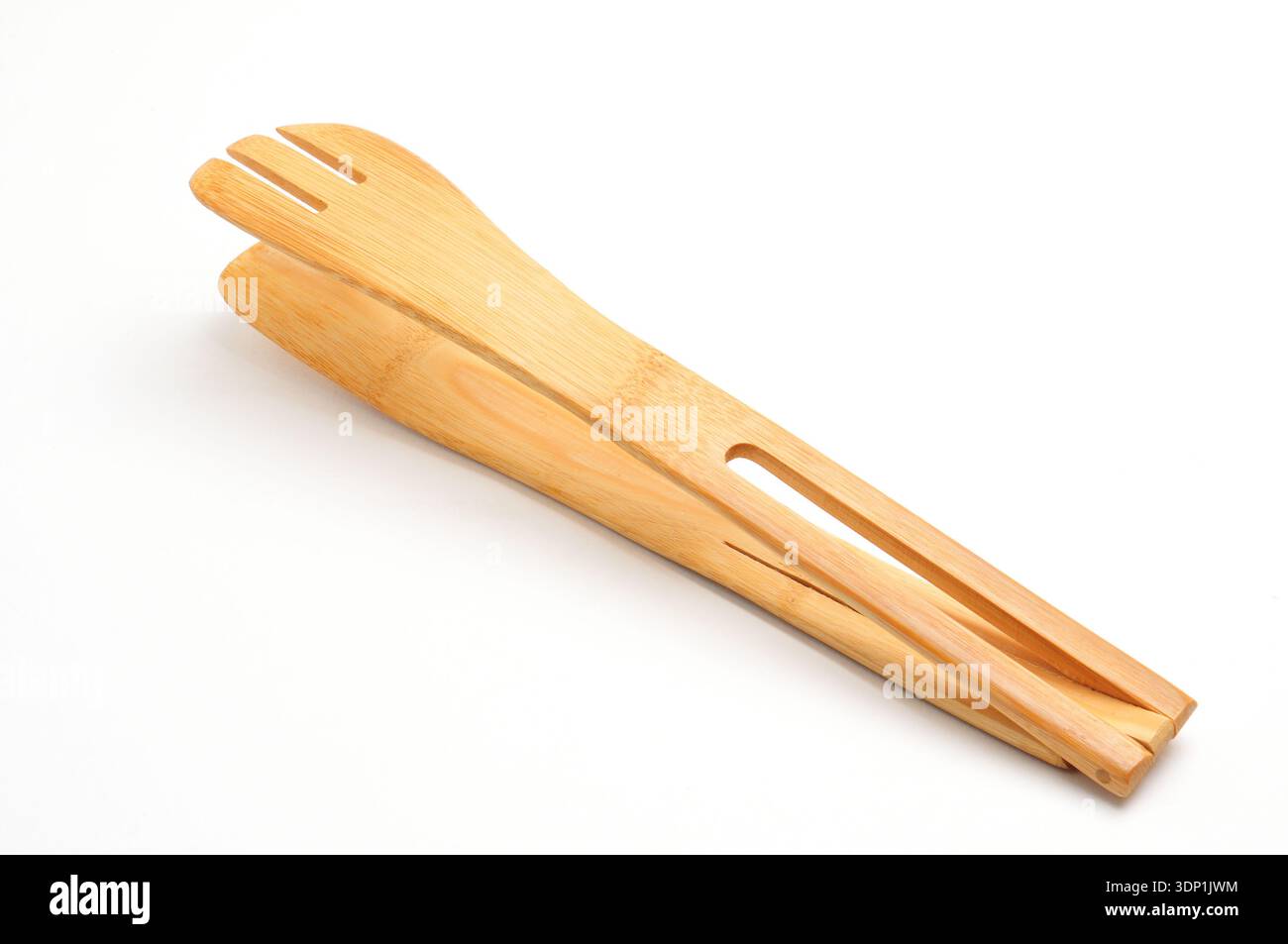 Pinze da cucina per bloccare cibi caldi fritti su sfondo bianco isolato Foto Stock