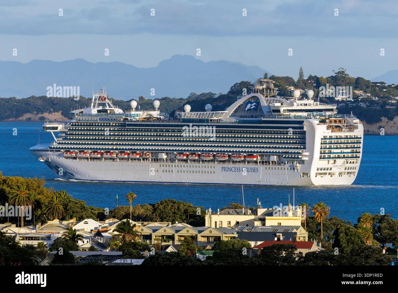 La nave CROWN PRINCESS (IMO 9293399, MMSI 310500000) è una nave passeggeri (crociera) costruita nel 2006 e attualmente sotto la bandiera delle Bermuda. Foto Stock
