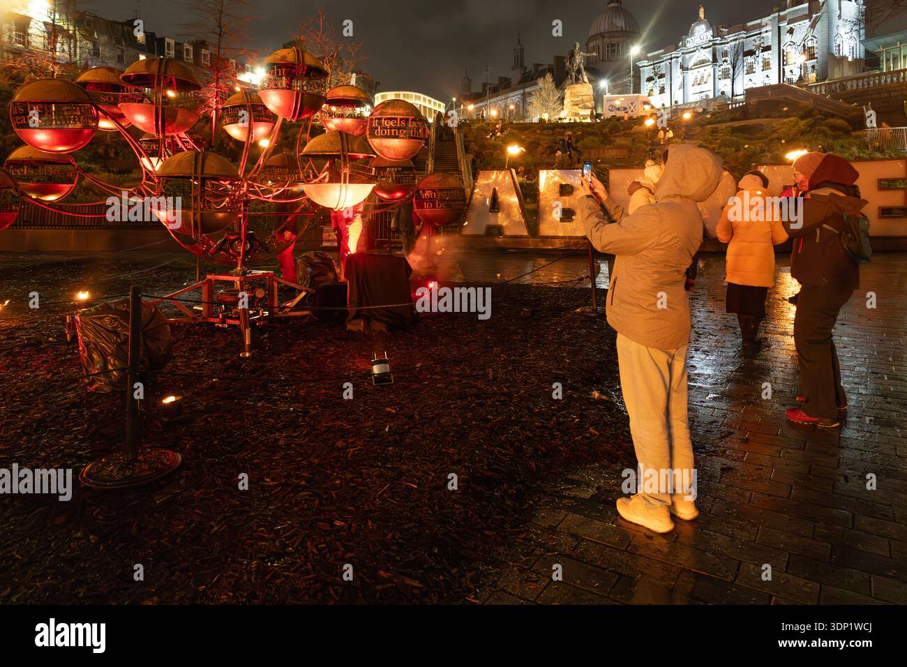 Persone che amano e fotografano una delle installazioni nel Fire Garden by Walk the Plank, negli Union Terrace Gardens: Spectra Festival, Aberdeen. Foto Stock