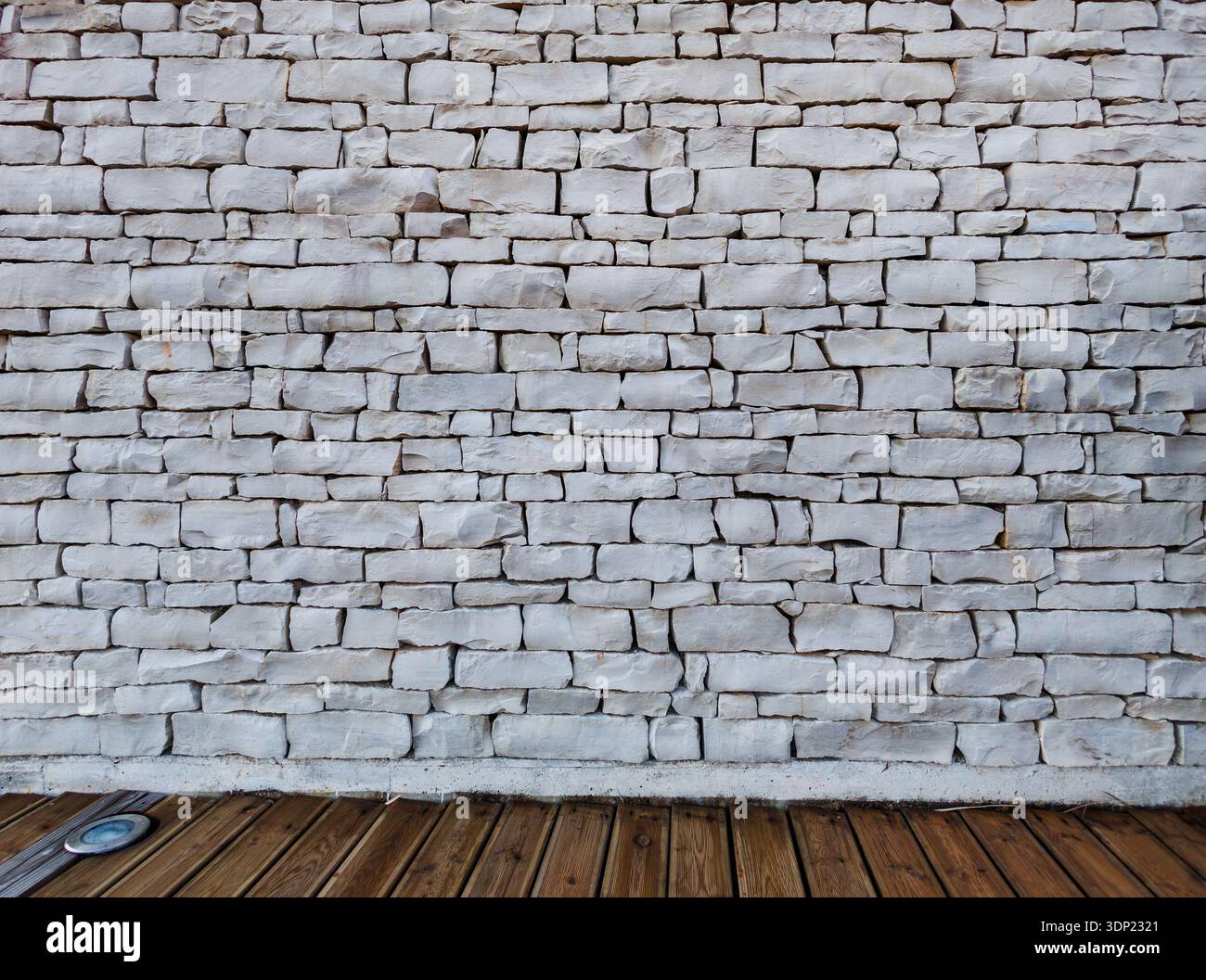 Ruvida struttura medioevale in pietra. Antico sfondo in muratura calcarea con blocchi irregolari. Superficie di roccia storica grigia per il design architettonico. Foto Stock