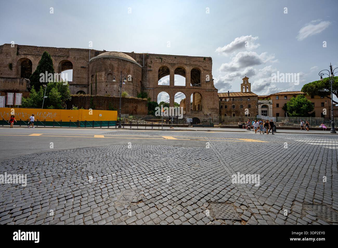 Roma, Lazio Italia – 19 agosto 2024: Opere di infrastrutture urbane nel quartiere Colosseo di Roma Foto Stock