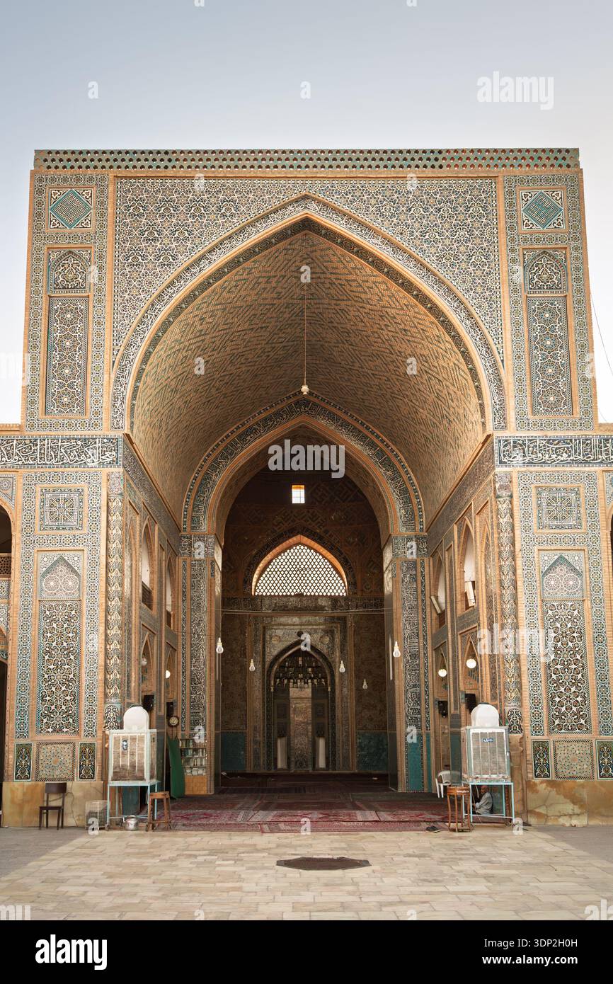 YAZD, IRAN - 17 AGOSTO 2016: Iwan d'ingresso ornato della Moschea Jameh a Yazd, Iran, con intricati mosaici di piastrelle blu e calligrafia, che mostra grande Foto Stock