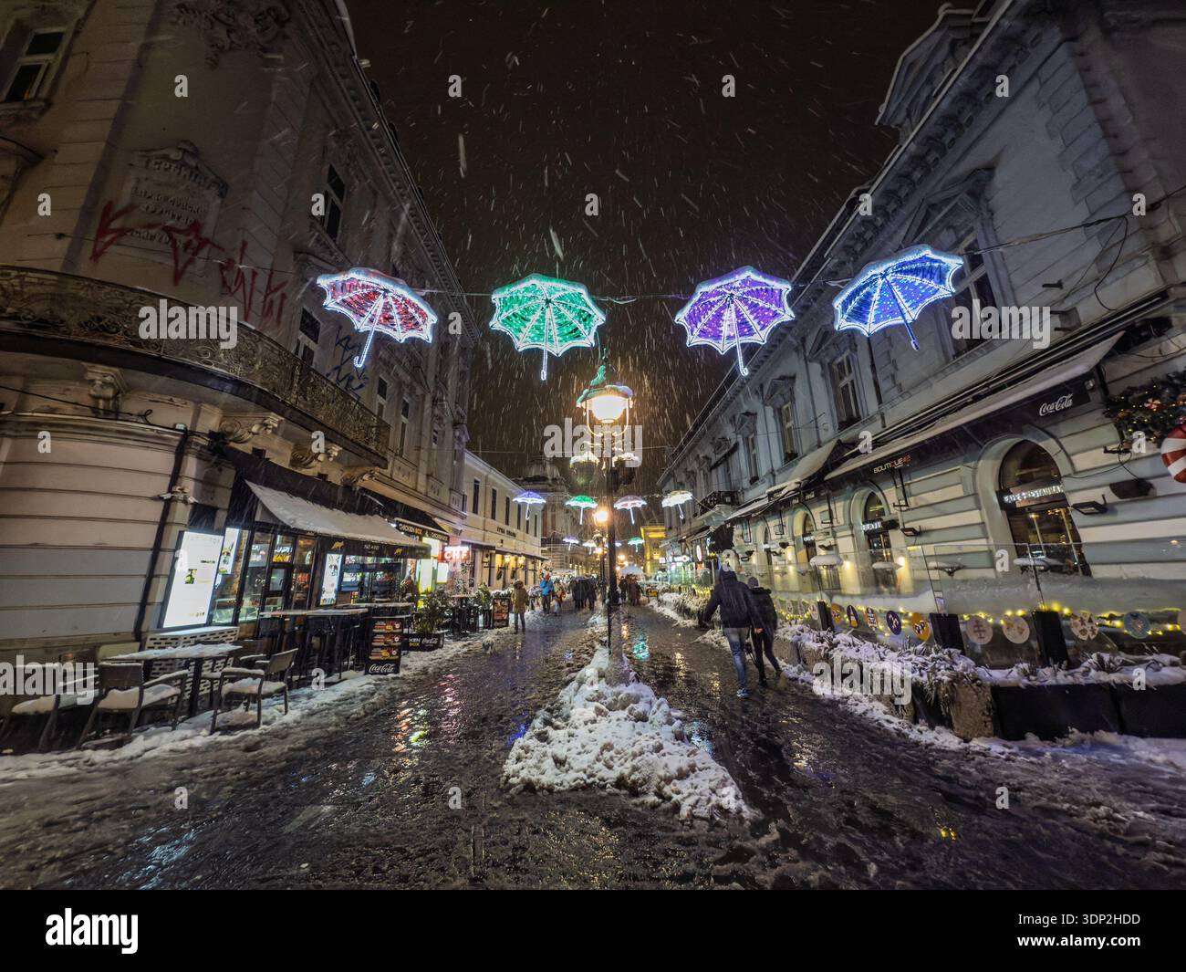 BELGRADO, SERBIA - 4 GENNAIO 2026: Veduta di via Kneza Mihailova a Belgrado decorata con luci di Natale di notte con neve. La zona pedonale Foto Stock