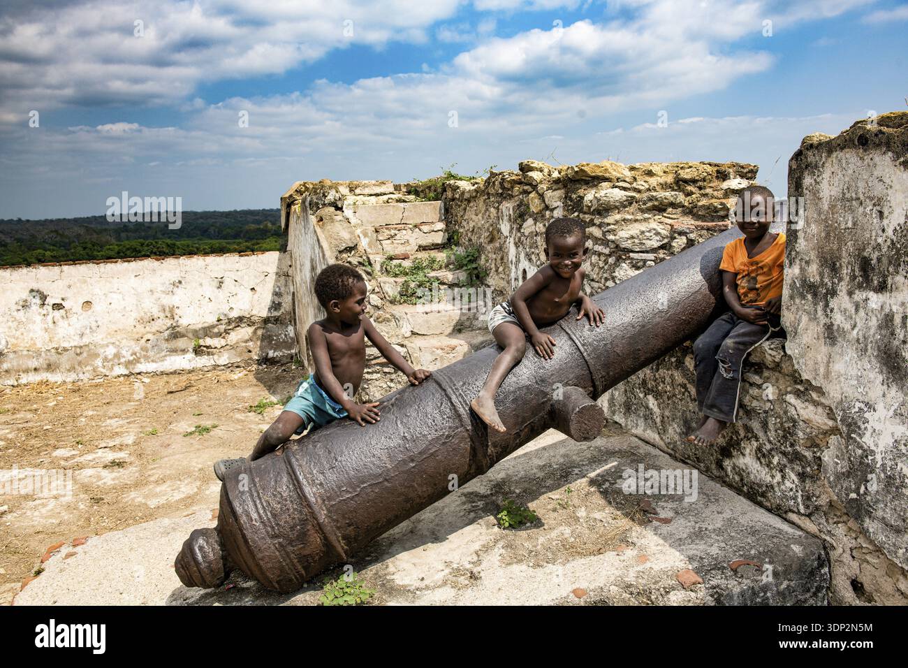 Bambini che giocano con i cannoni, Fortaleza de Massangano, Fortezza di Massangano, Angola Foto Stock