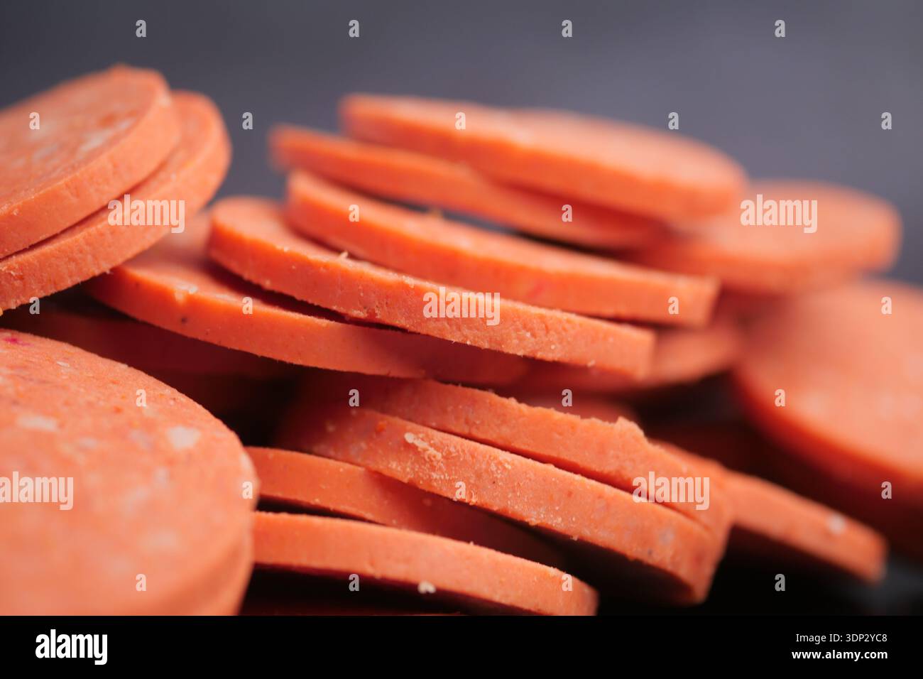 primo piano di fette di salsiccia su un piatto Foto Stock