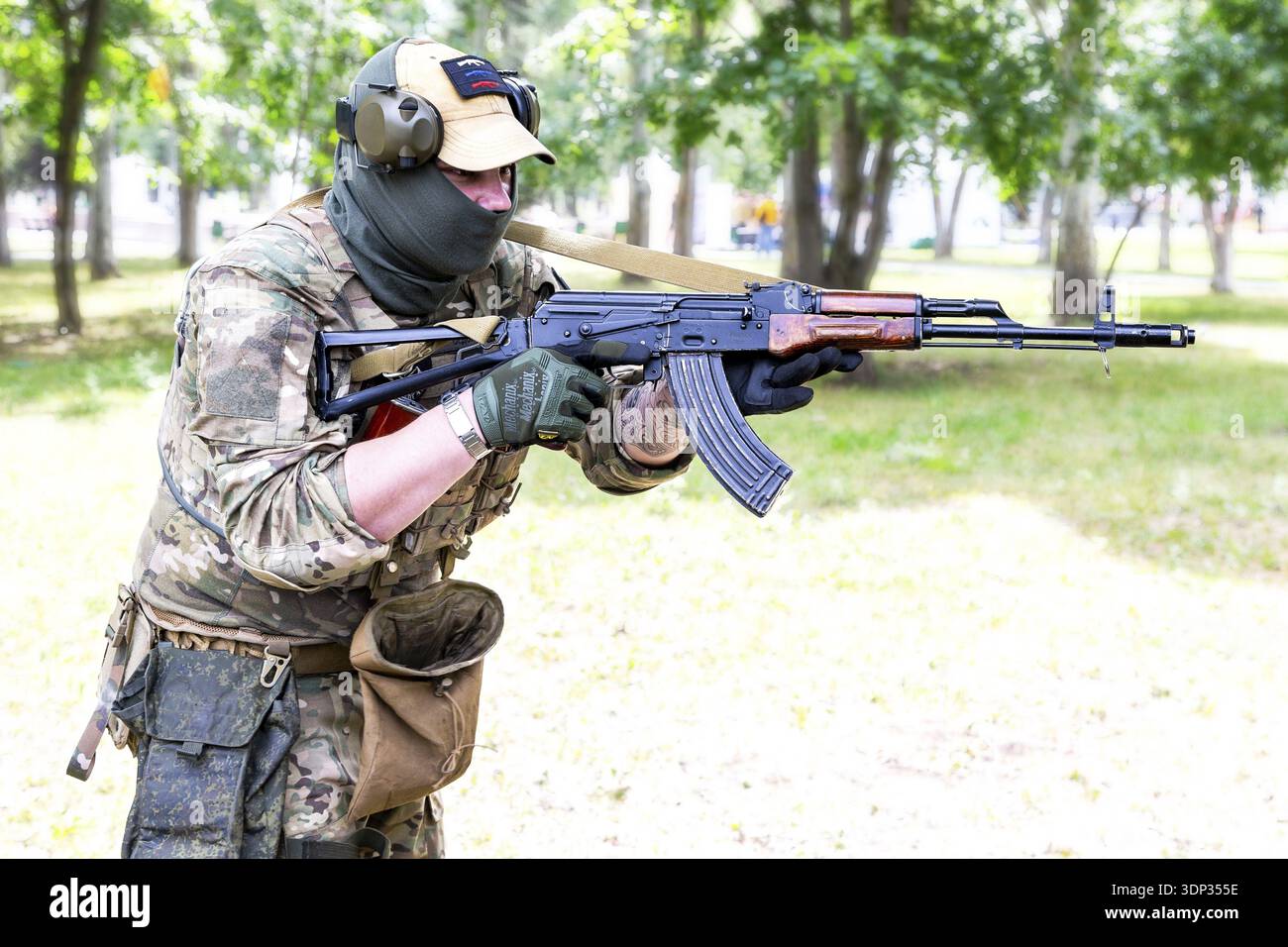 Samara, Russia - 24 giugno 2023: Soldato professionale delle forze speciali durante un'operazione speciale. Soldato mercenario con un fucile automatico in mano Foto Stock
