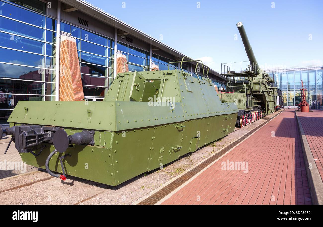 San Pietroburgo, Russia - 19 settembre 2024: Carro armato e cannone di artiglieria ferroviaria Superheavy del TM-3-12 (1938) Foto Stock
