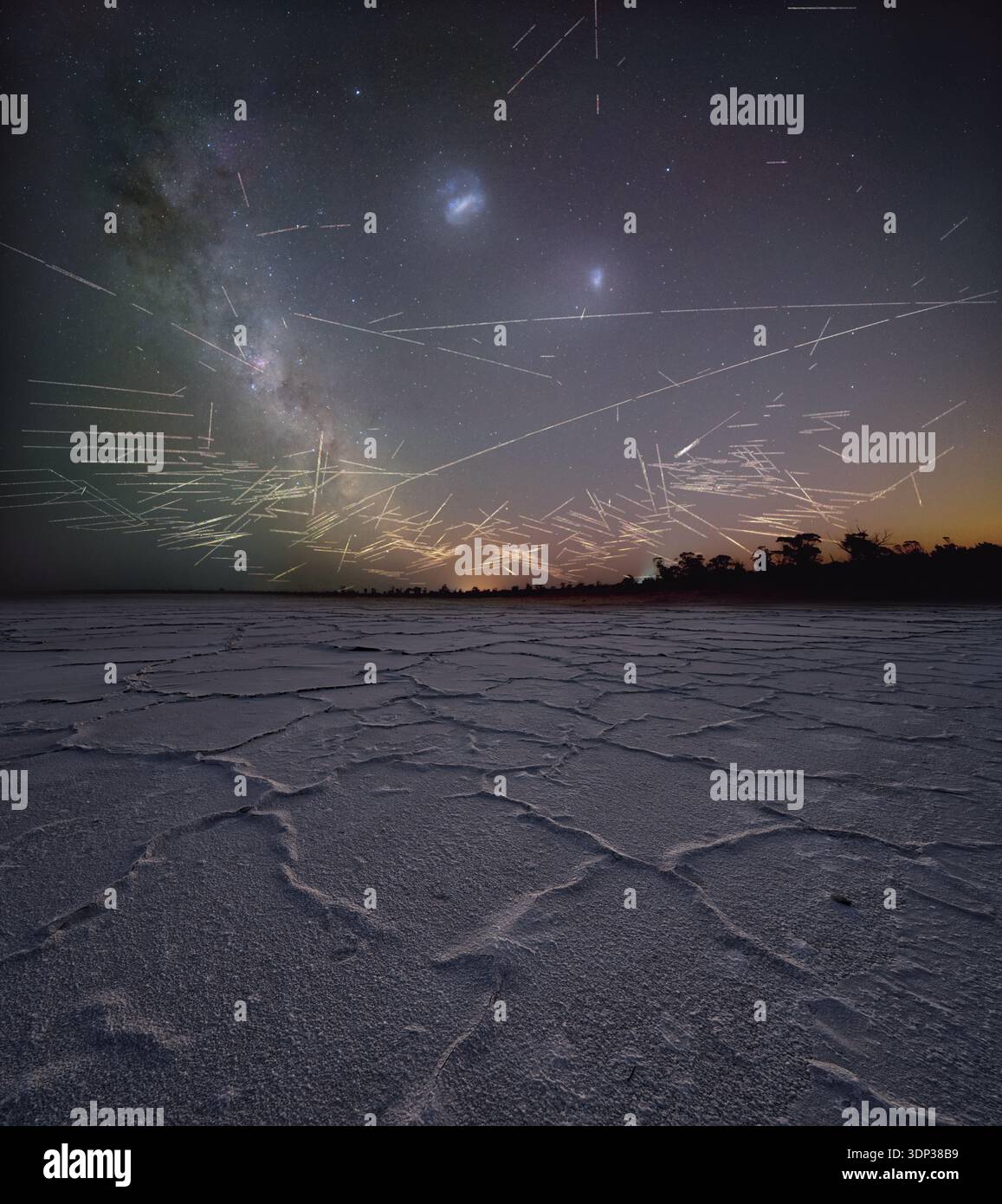 La via Lattea parzialmente oscurata dalle tracce satellitari; questo sta diventando un serio problema per l'astronomia. Foto Stock