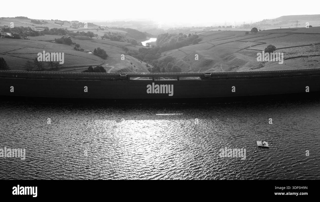 Vista aerea dell'enorme muro curvo della diga in cemento presso il lago Baitings Foto Stock