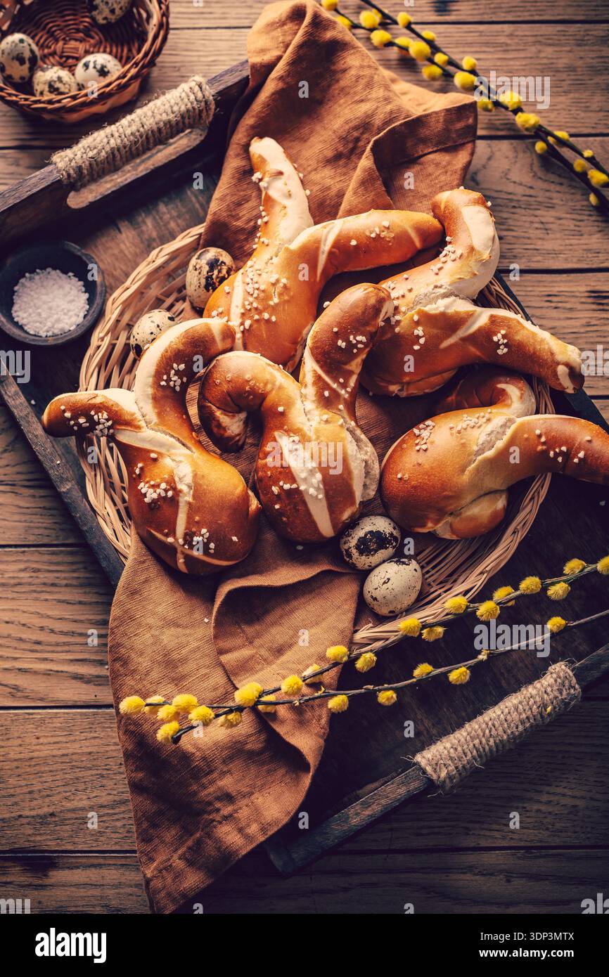 Involtini di coniglietti pasquali fatti in casa con impasto a base di lievito Foto Stock
