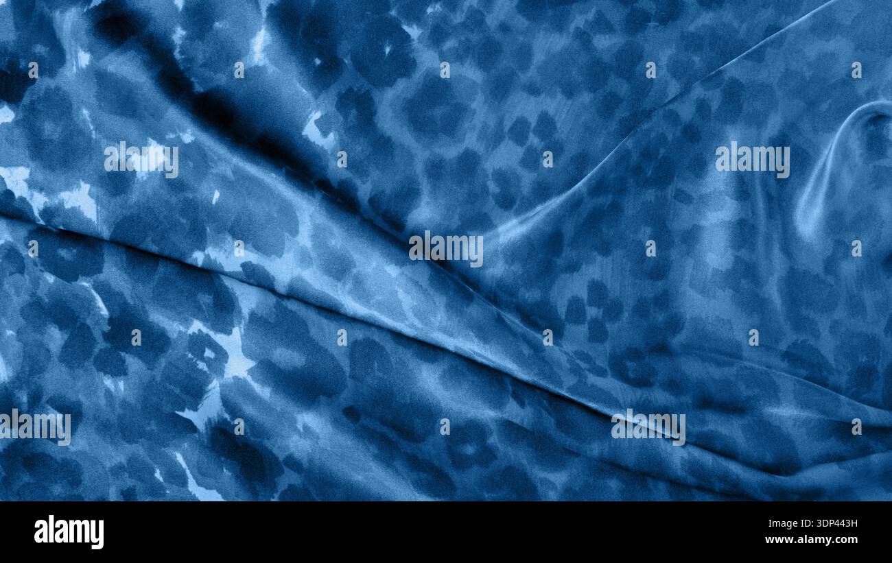 Sfondo leopardo blu astratto. Tessuto di seta naturale con stampa alla moda nel colore 2020 di tendenza pantone - classico blu. Con spazio di copia Foto Stock